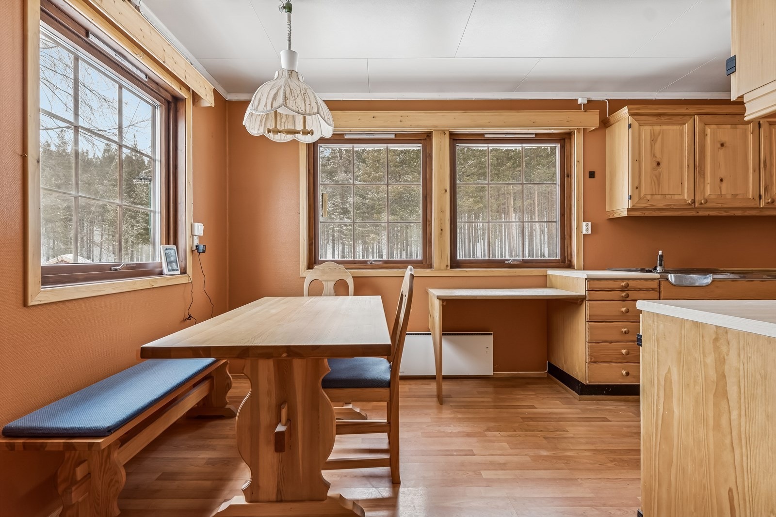 Et romslig spisekjøkken med god plass til venner og familie. Galleribilde