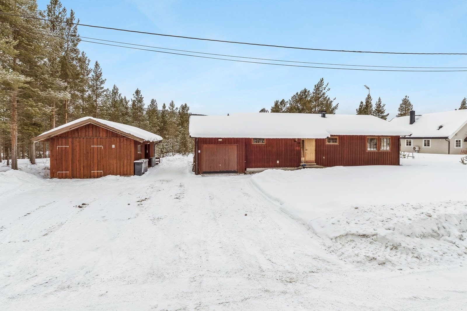 Eiendommen har asfaltert innkjørsel og en frittliggende garasje fra 1987 med god lagringsplass. Galleribilde