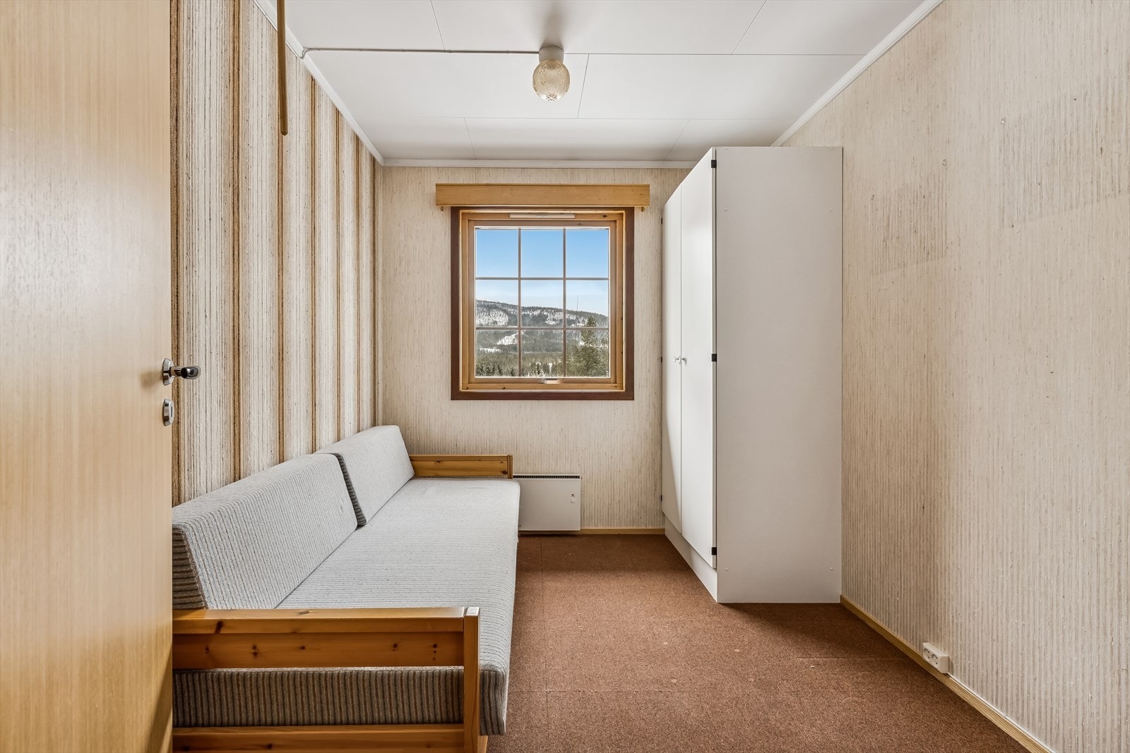 Boligen har to soverom. Dette rommet har plass til seng og garderobeløsning. Galleribilde