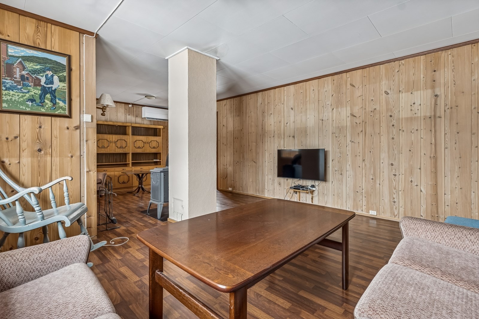 Den åpne løsningen gir god plass til flere møbelgrupper og en naturlig flyt mellom sonene. Galleribilde