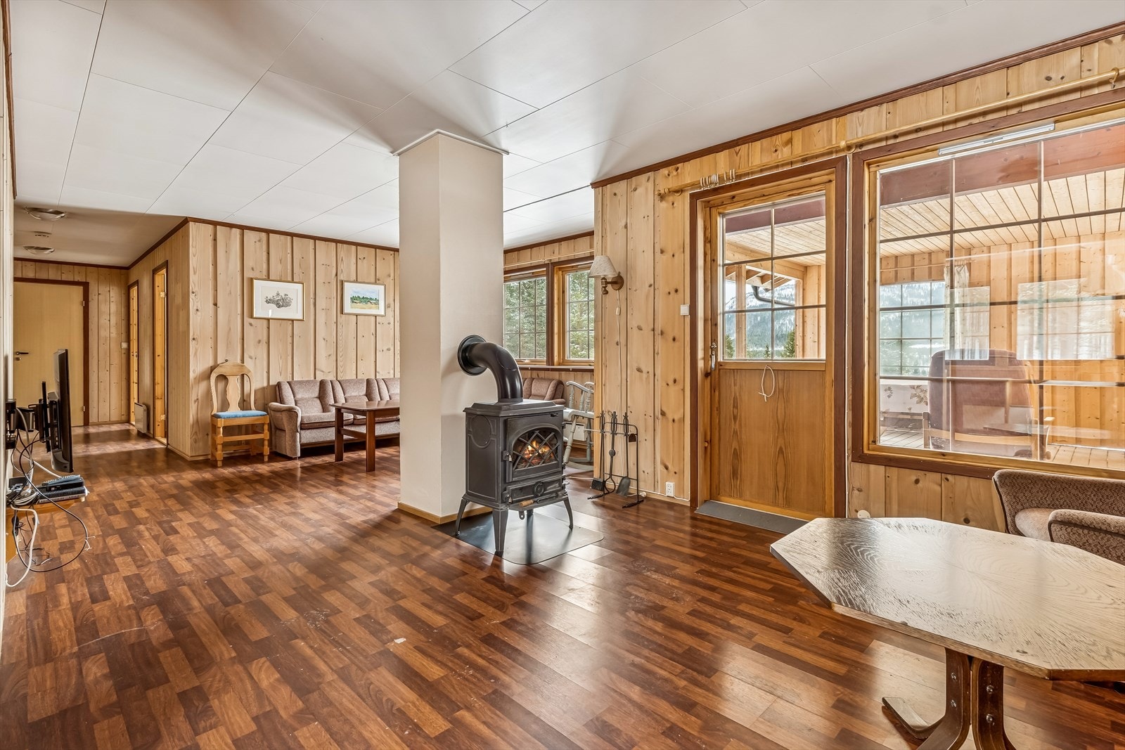 Godt med innslipp av naturlig lys i rommet. Utgang til innbygget terrasse. Galleribilde