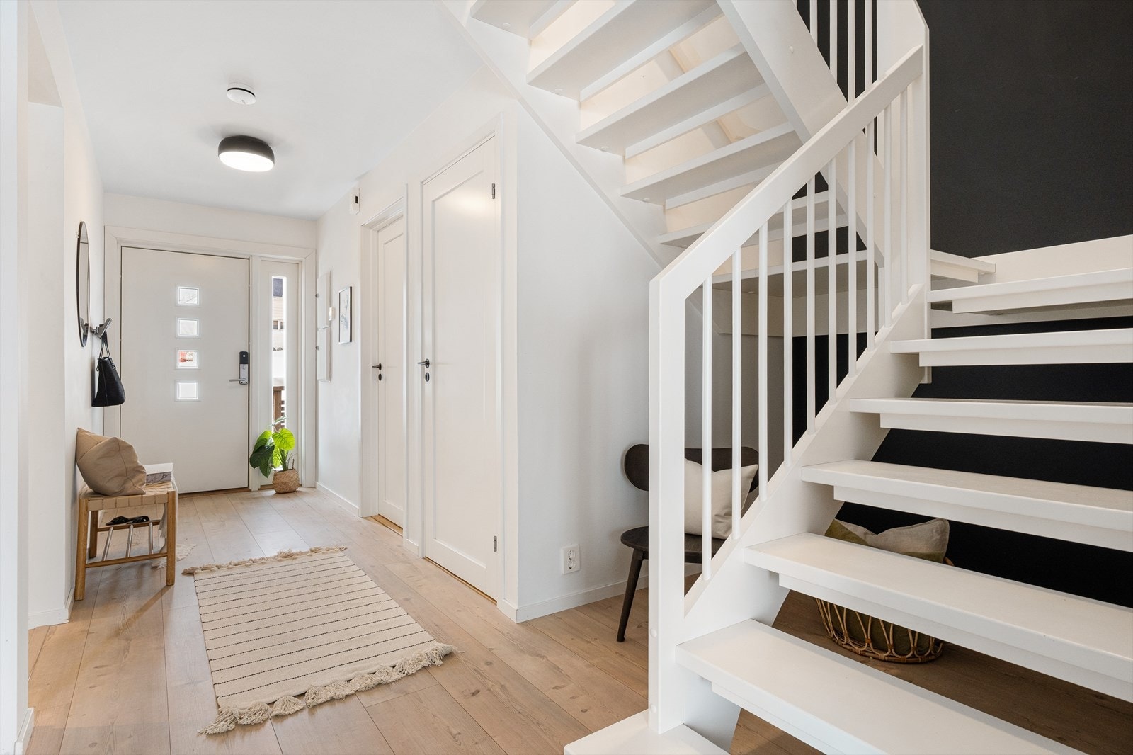 Romslig entré med varmekabler i gulv og inngang til vaskerom og gjestetoalett. Galleribilde