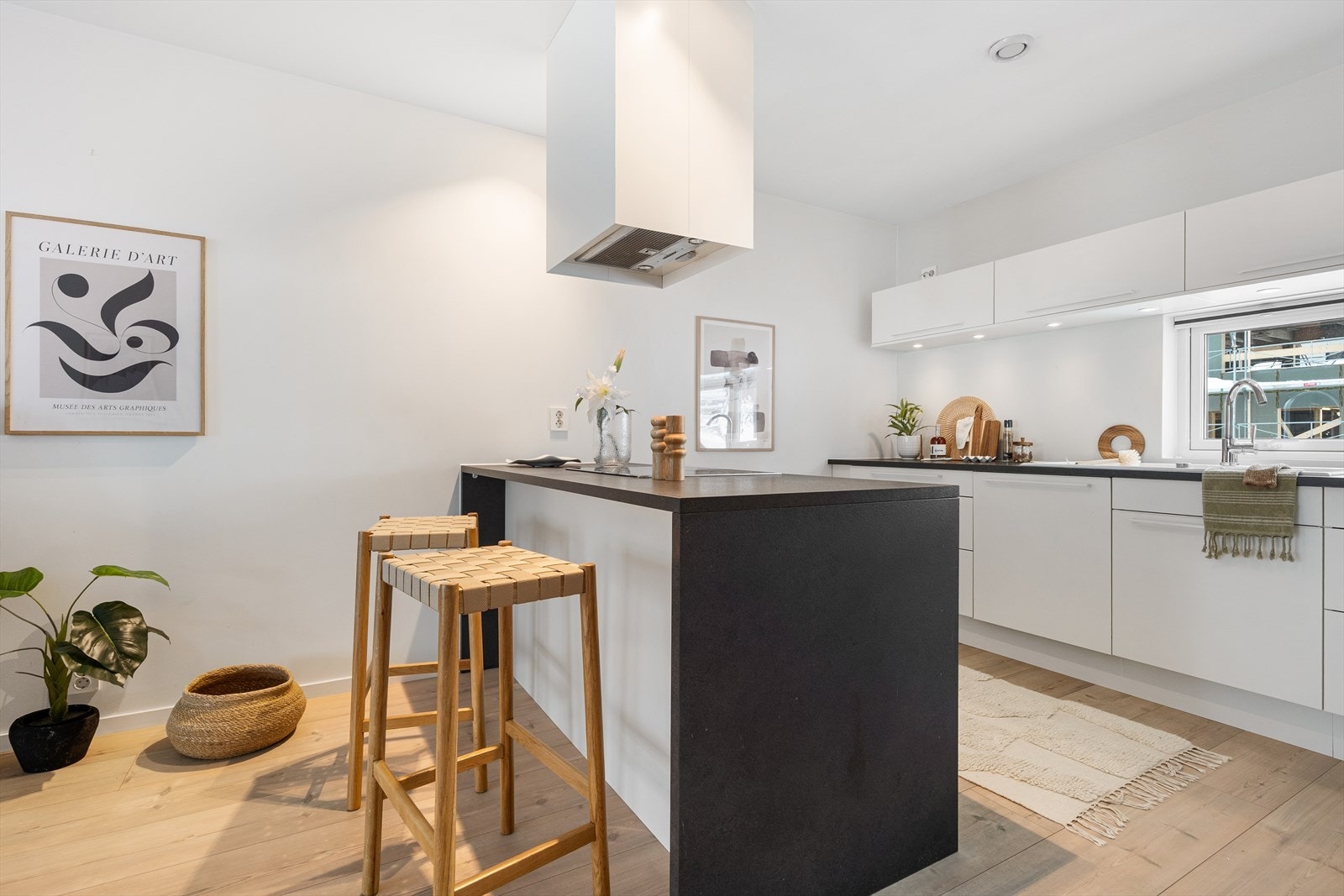 Hvitevarer som koketopp, stekeovn, oppvaskmaskin og kjøleskap med frys medfølger. Galleribilde