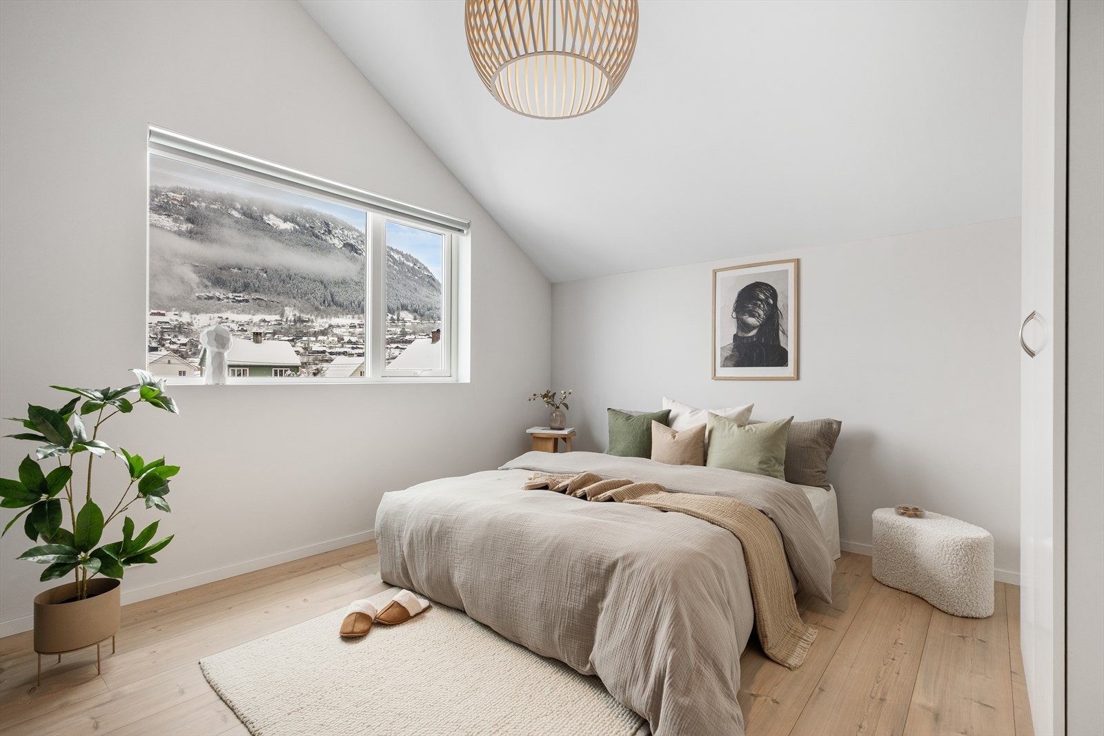 Alle soverommene har garderobeskap og generøs takhøyde. Galleribilde