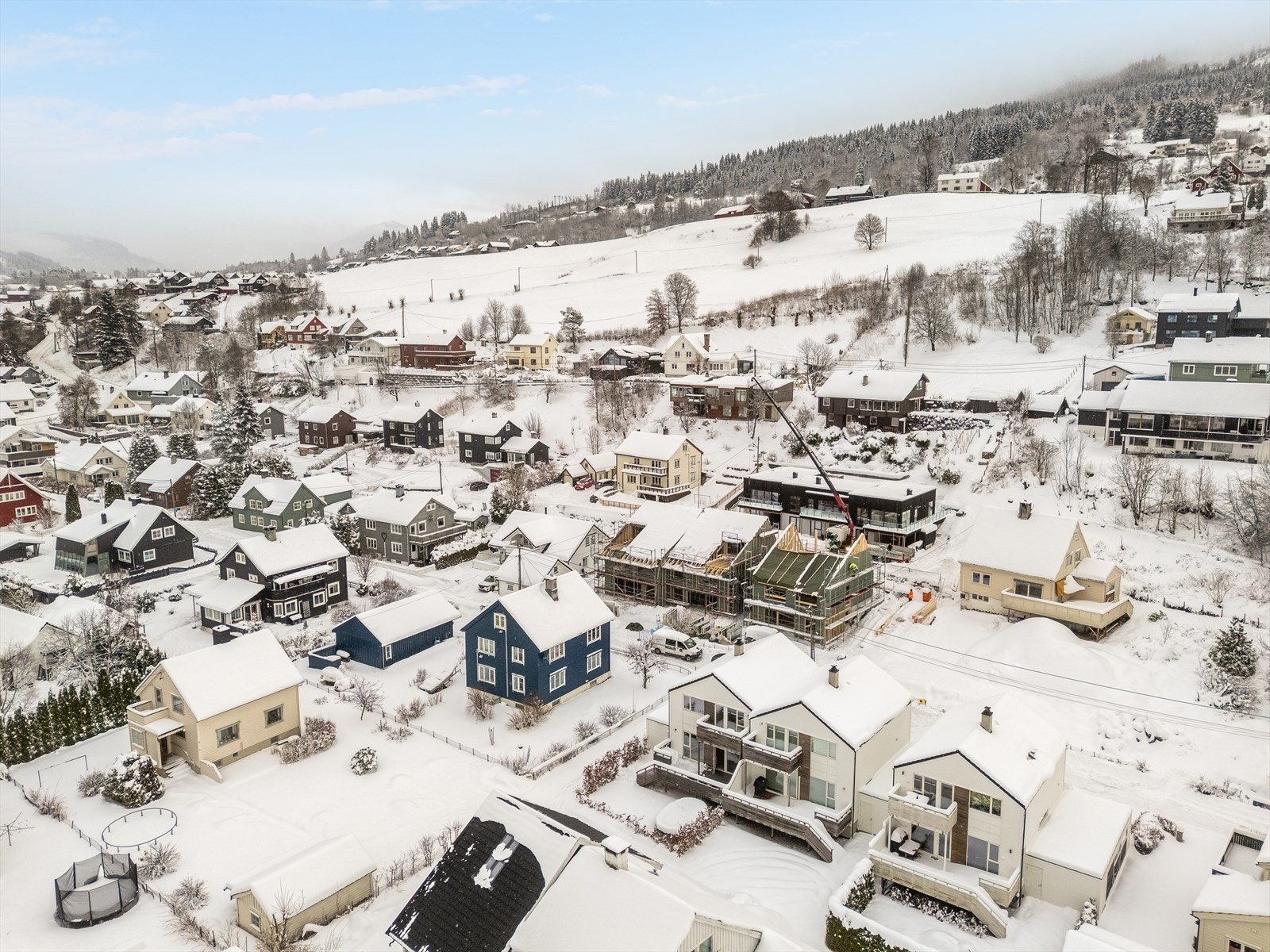 Boligen går over to plan pluss krypkjeller. Her er carport med sportsbod, terrasse og balkong, og hage med plass til trampoline. Galleribilde