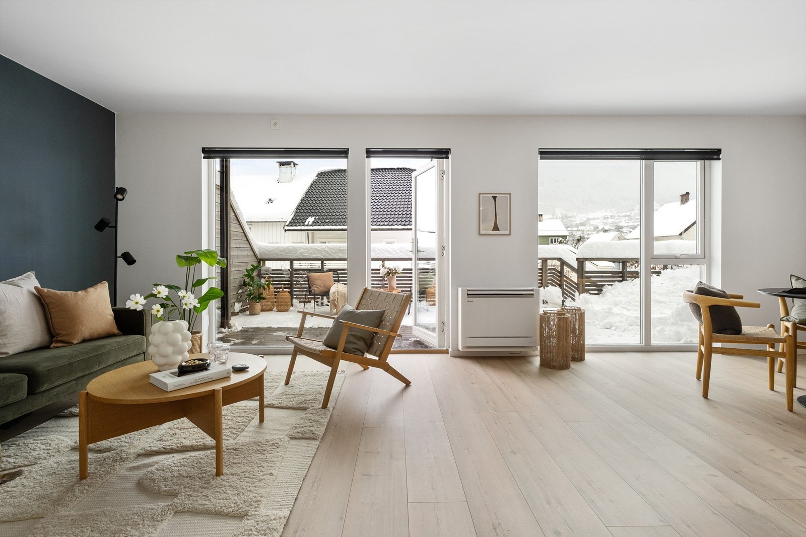 Stilfulle, moderne kvaliteter med store vindusflater, flott parkett på gulv og malte plater på vegger og i tak. Galleribilde