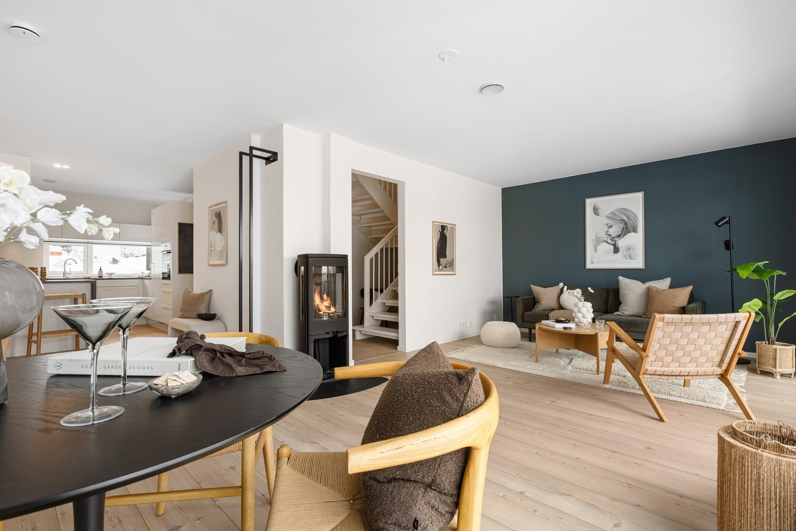 Lys og trivelig stue med gode møbleringsmuligheter. Her er vedovn og varmepumpe. Galleribilde