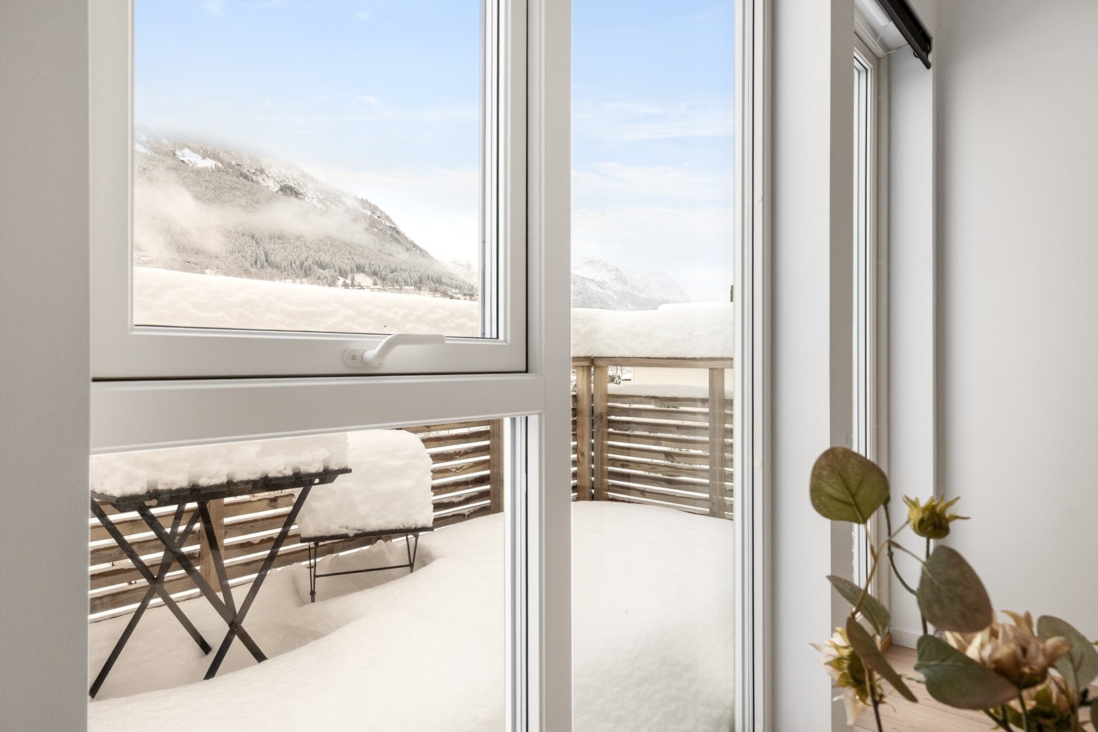 Balkongen har flott utsikt! og plass til møblering. Galleribilde