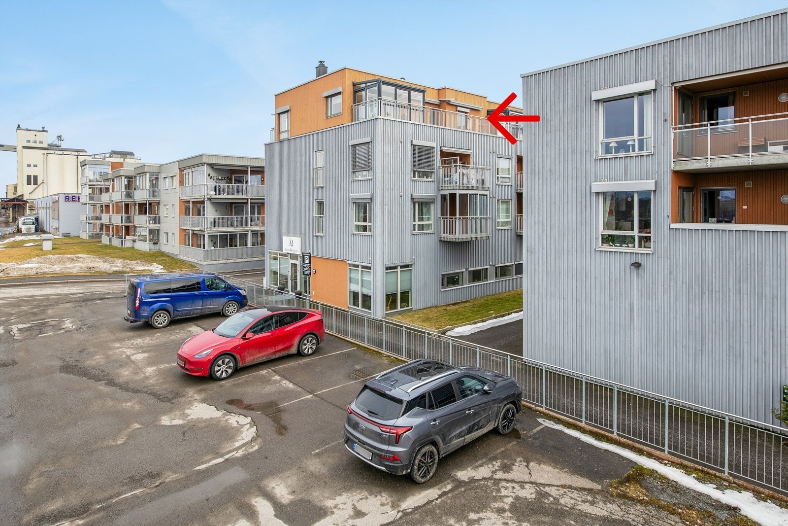 I gangavstand ligger skoler for alle alderstrinn, barnehage, togstasjon, kjøpesenter og spisesteder. Galleribilde