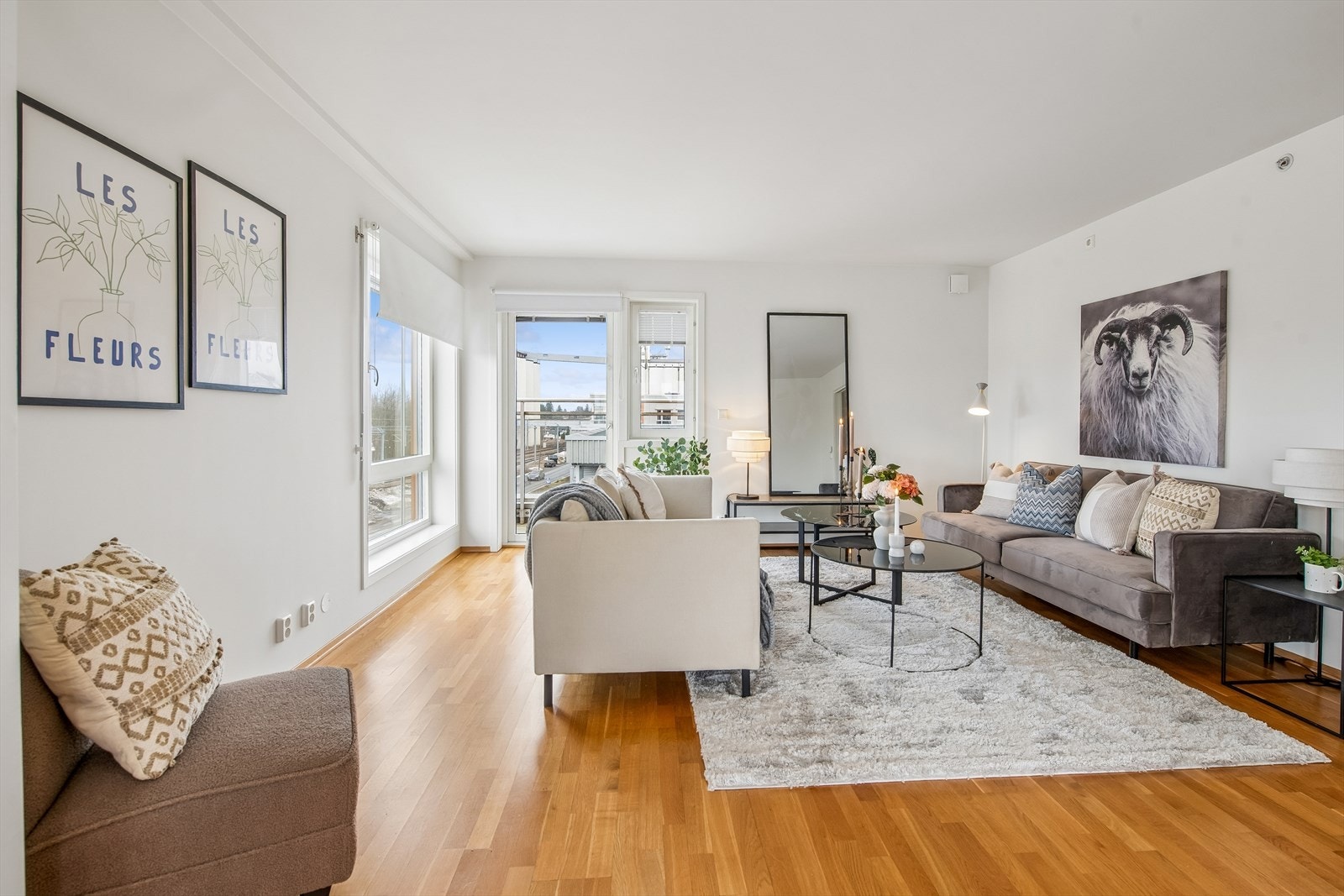 Stuen har god plass til sofamøblement og TV-bord. Galleribilde