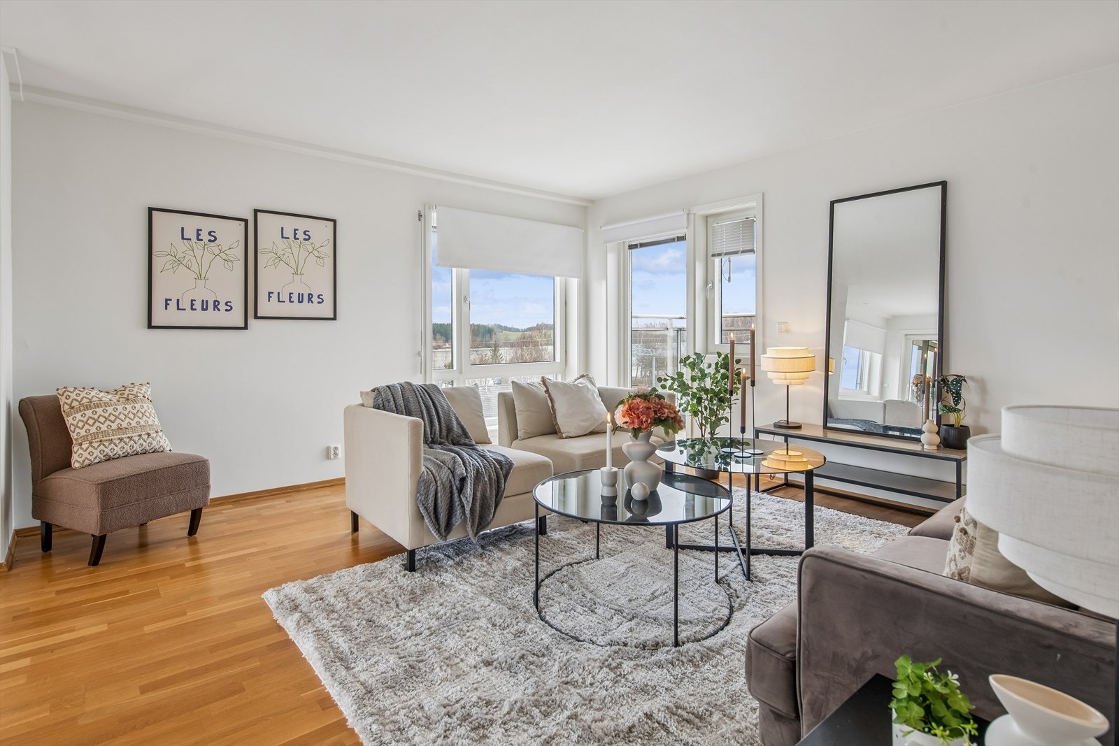 Stuen har mye naturlig lys fra flere vinduer. Galleribilde