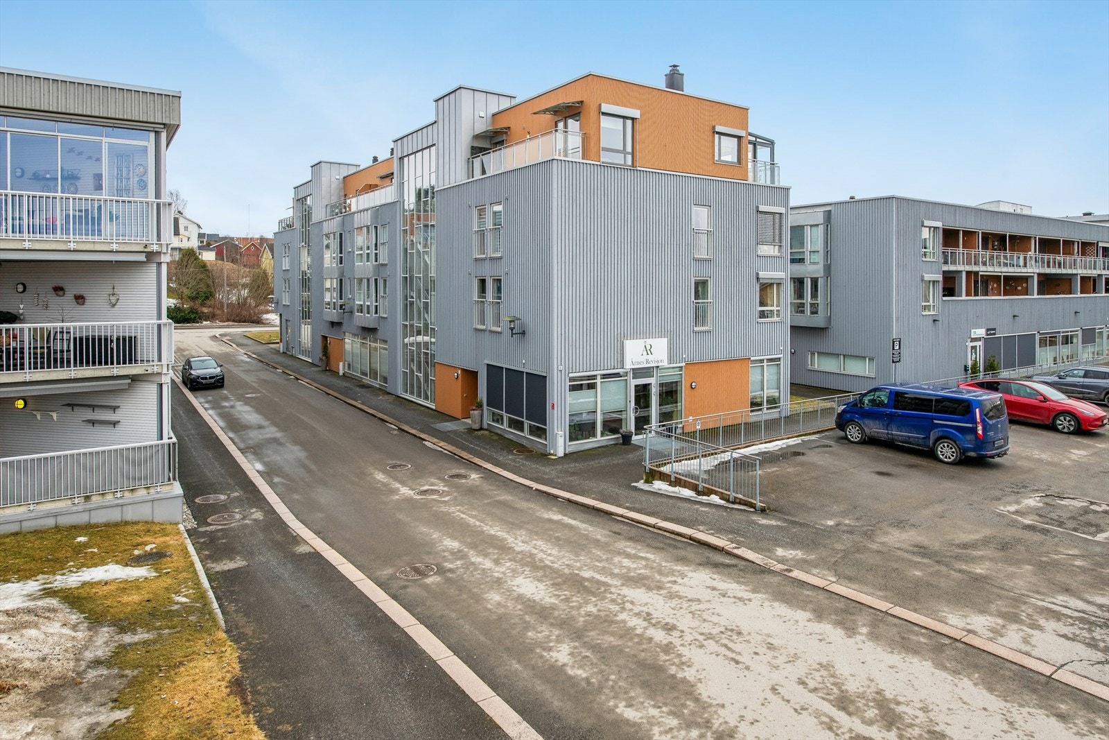 Det er tøffelavstand til alt av servicetilbud, og for folk som liker friluftsliv er Årnes midt i blinken med Glomma som nærmeste nabo. Galleribilde