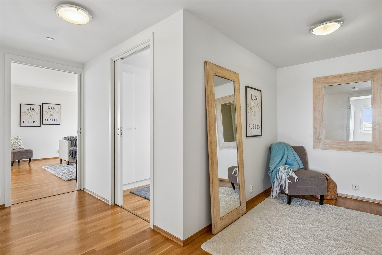 Leiligheten har en romslig entré med god plass til å henge fra seg ytterklær og utesko. Galleribilde