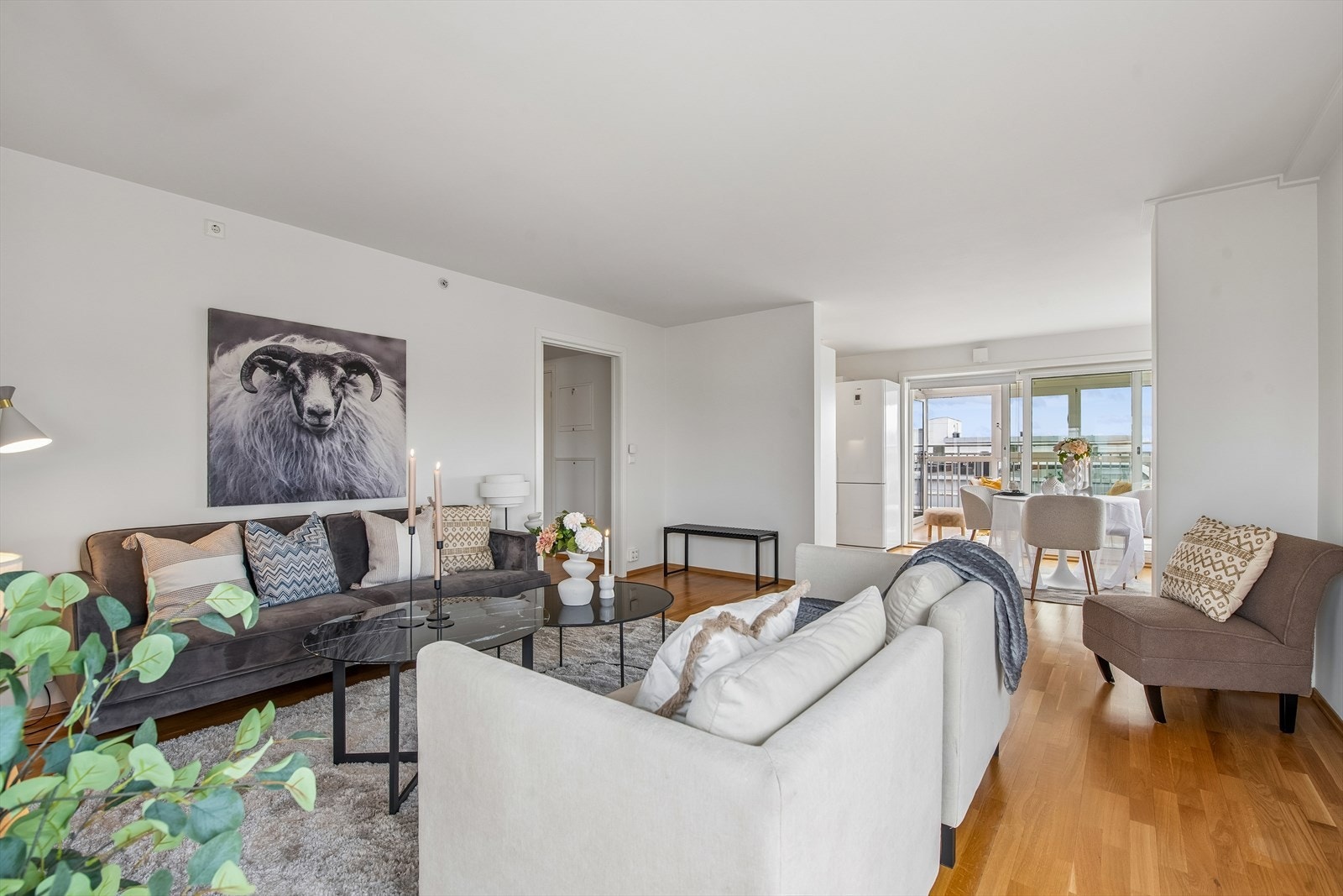 Stuen er i åpen løsning til kjøkken med spiseplass. Galleribilde