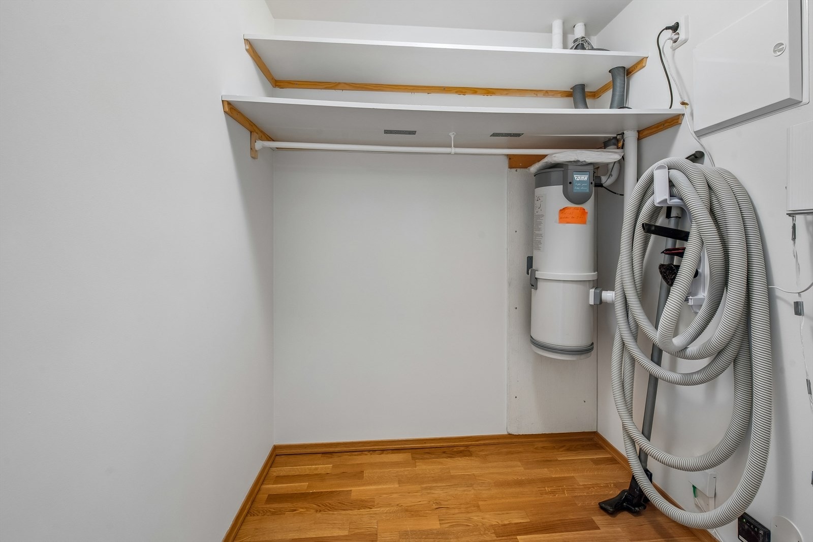 Innvendig bod. Her er det sentralstøvsuger. Galleribilde