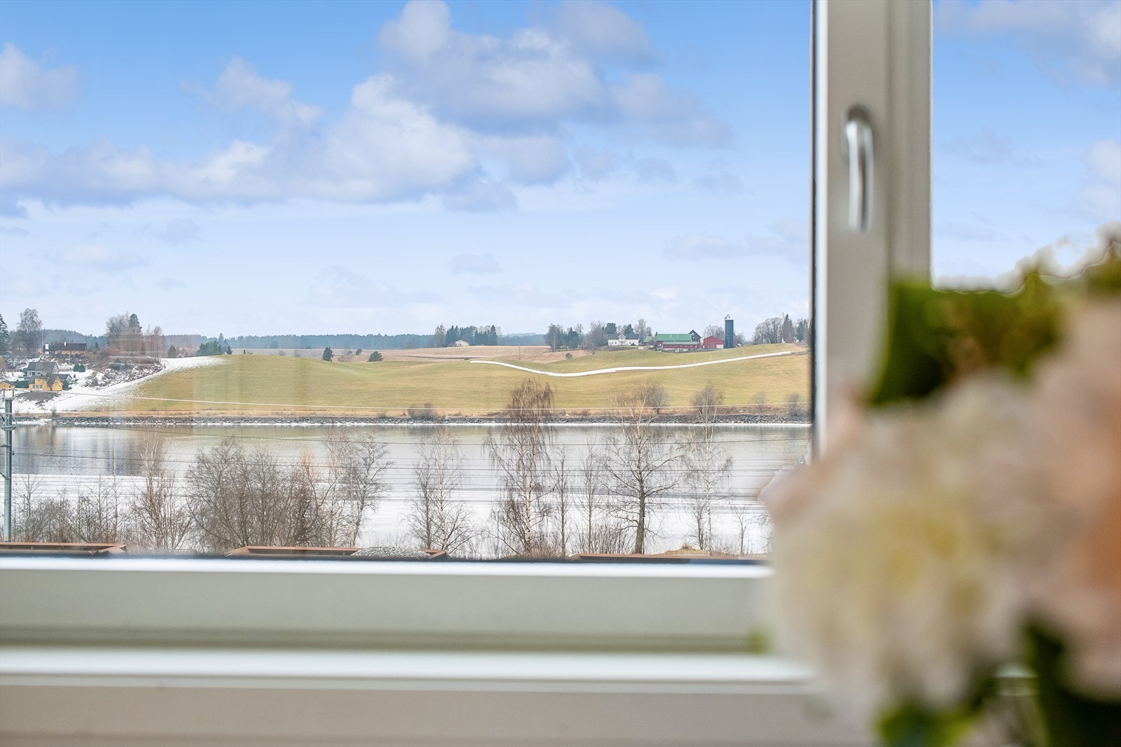 Nydelig utsikt fra spiseplassen over Glomma. Galleribilde