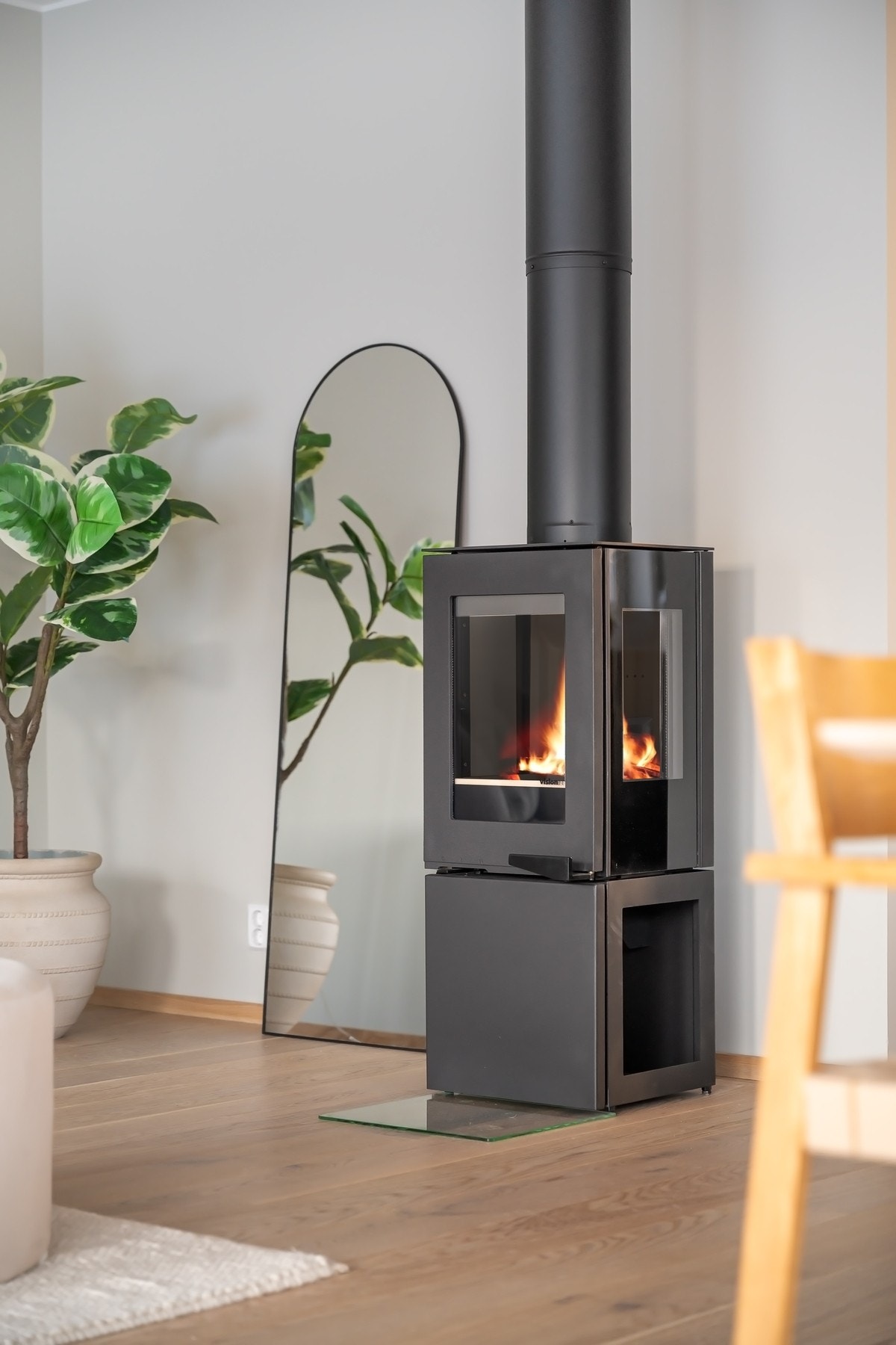 Peisovn av typen BLK 100 fra Peisselskapet med stålpipestokk, som gir både varme og hygge. Galleribilde