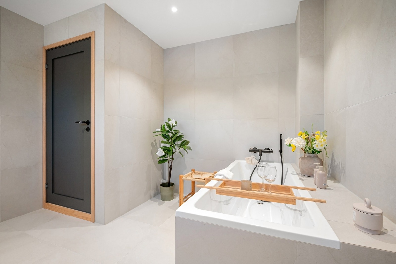 Det er vegghengt toalett, dusjhjørne i glass, servantinnredning med speil, samt badekar på hovedbadet. Galleribilde