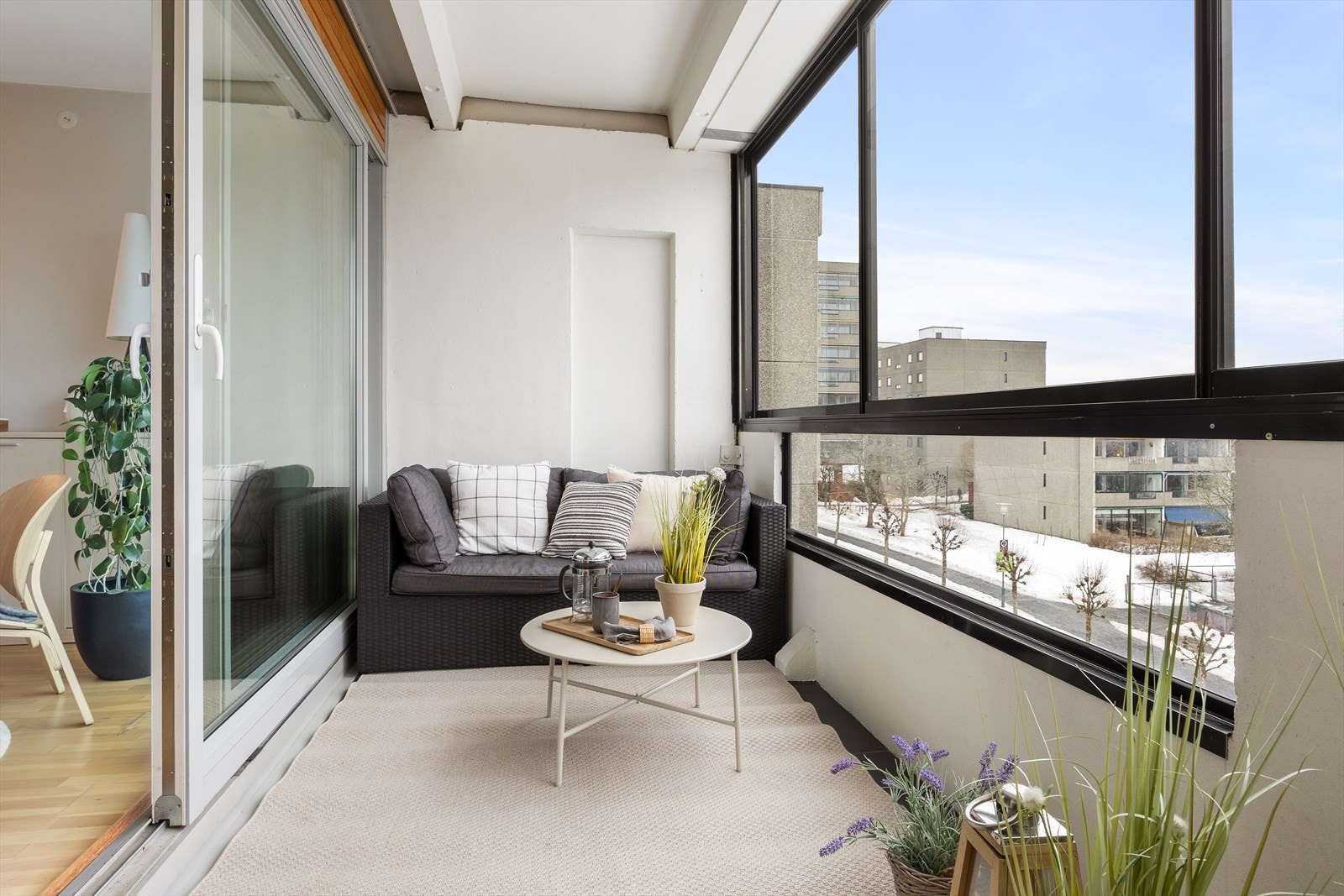 Skyvbare glassfelt gjør at uteplassen kan tilpasses værforholdene. Galleribilde