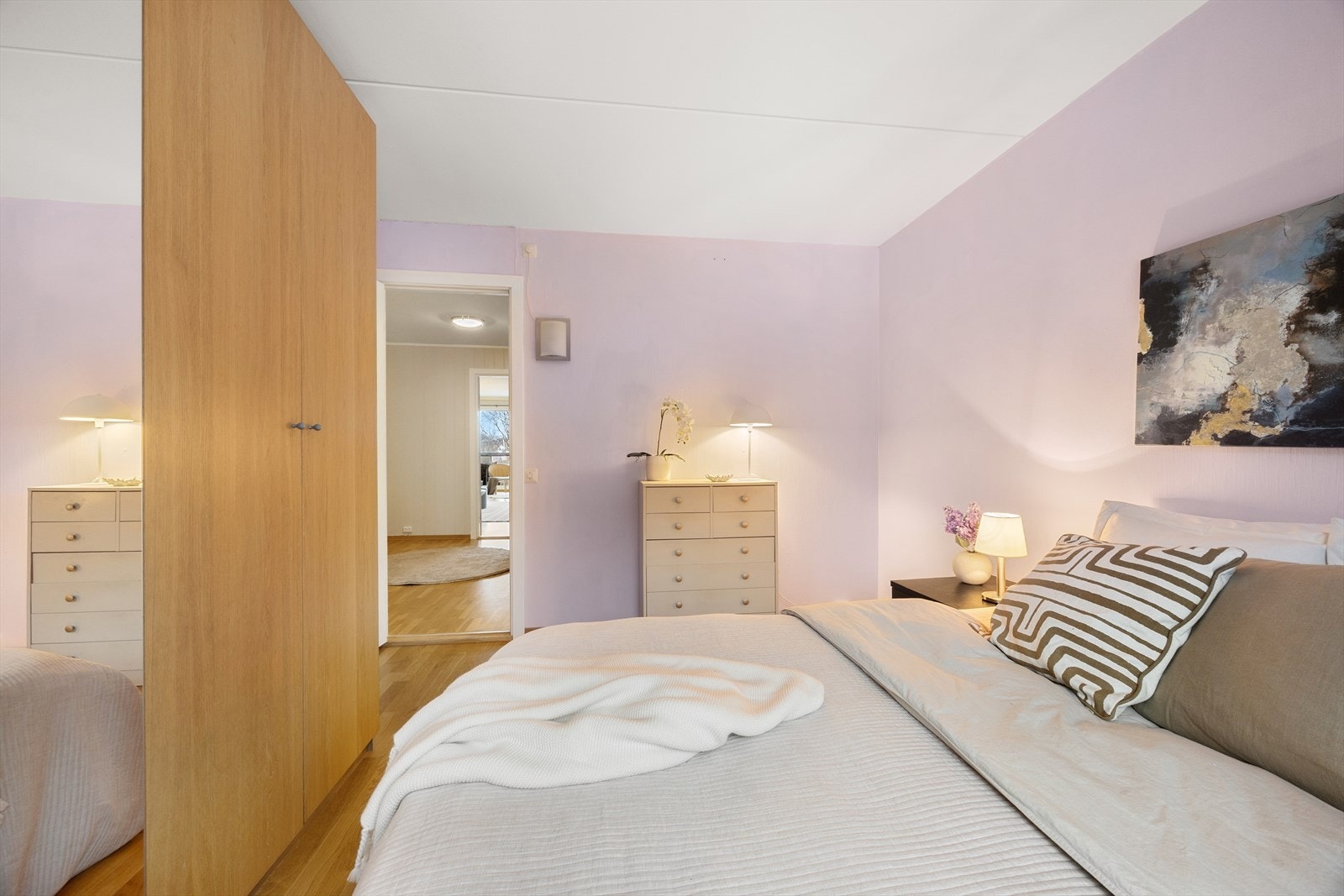 Hovedsoverommet har god plass til dobbeltseng og tilhørende møblement. Garderobeskap. Galleribilde