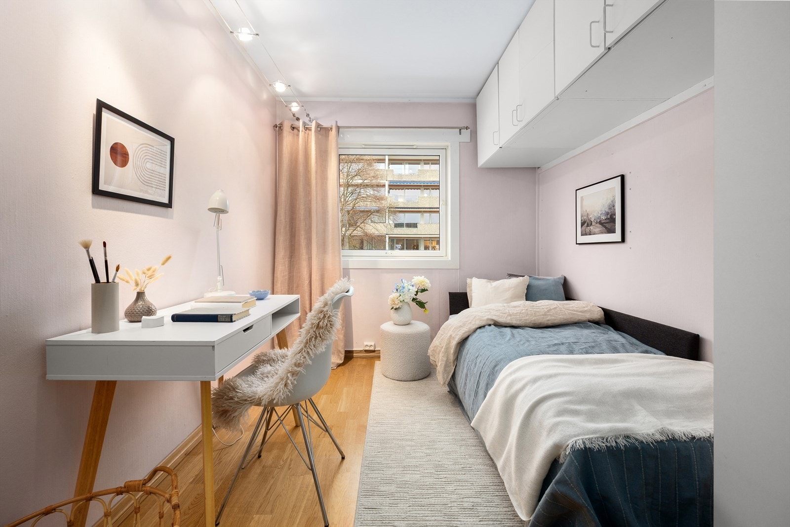 Rommet har plassbygde skap som gir effektiv oppbevaring. Galleribilde