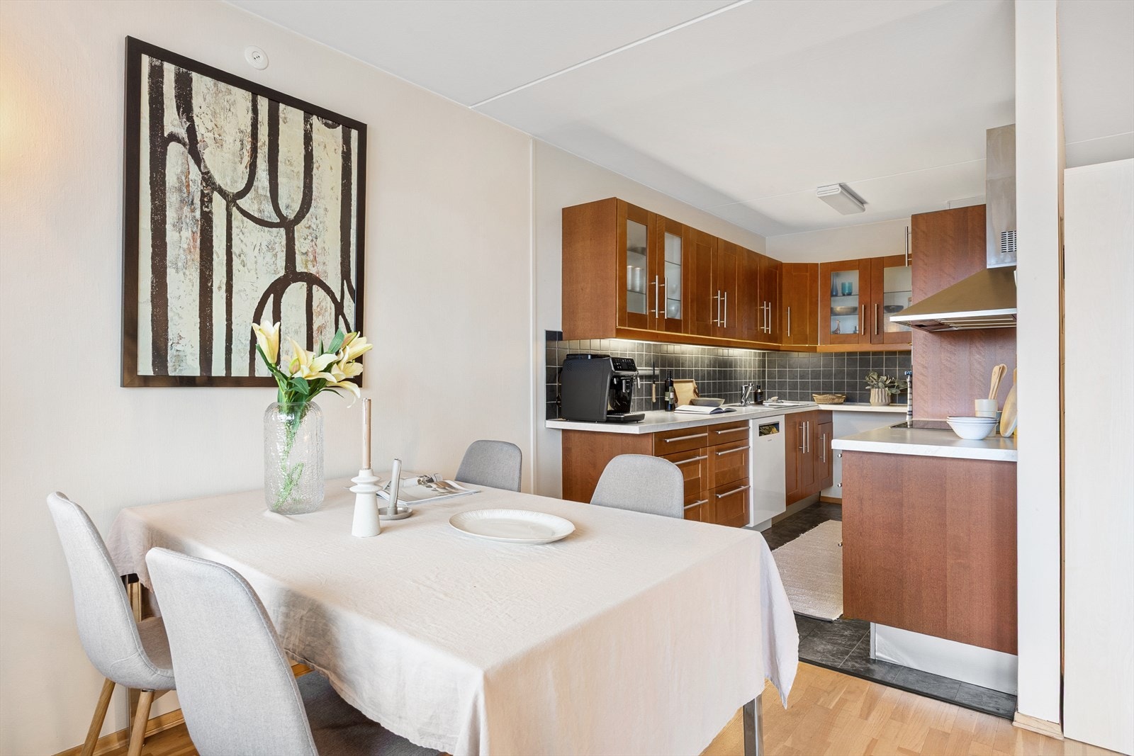 I tilknytning til kjøkkenet er det en naturlig plass for spisebord. Galleribilde