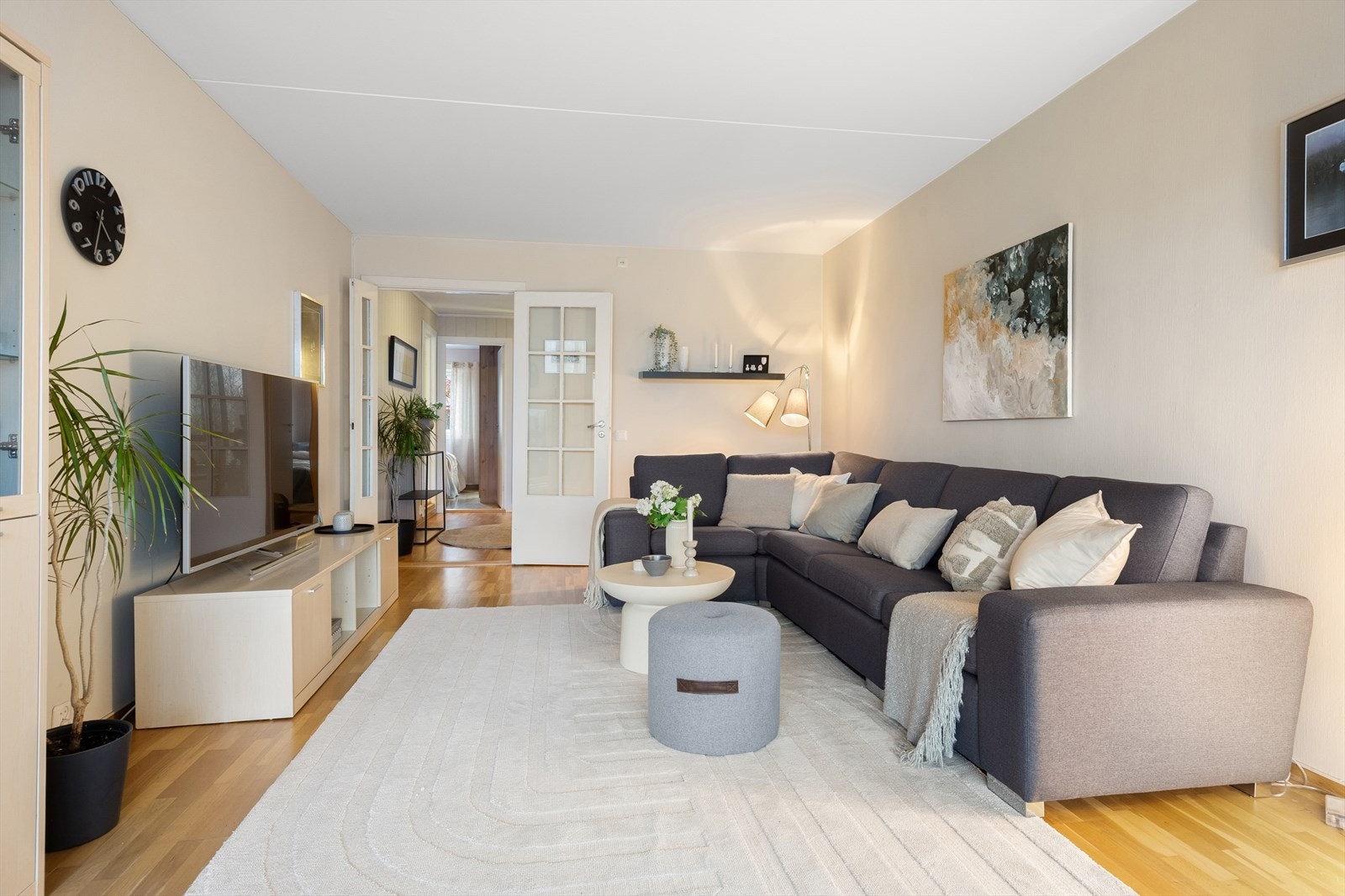 Stuen har parkettgulv og god plass til både sofagruppe og mediemøbler. Galleribilde