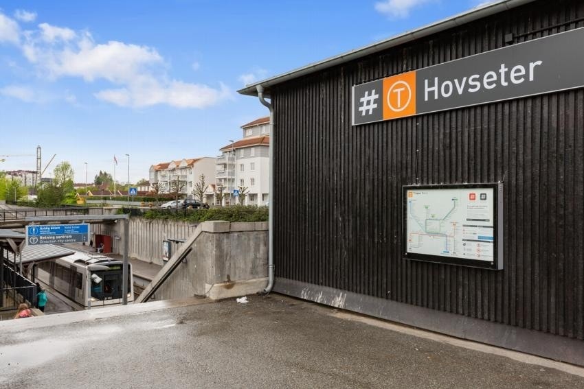Hovseter T-banestasjon ligger kun 500 meter unna, og tar deg til Majorstuen på ni minutter. Galleribilde