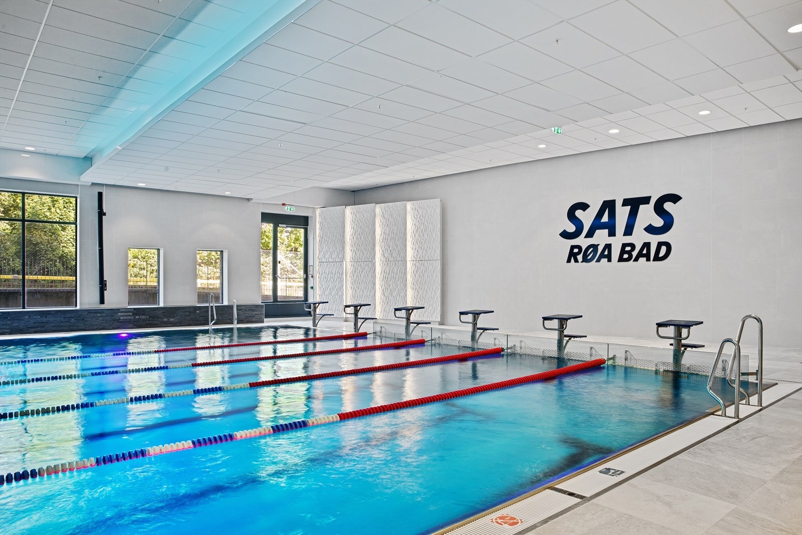 I nærområdet finnes det flere treningssentre og idrettsanlegg, inkludert SATS og Røabadet. Galleribilde