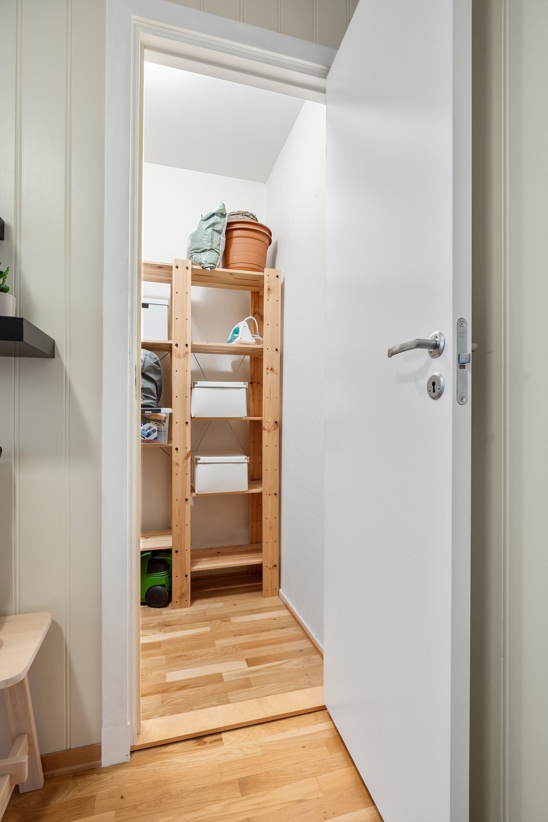 En praktisk innvendig bod på 3 m² gir god lagringsplass. Galleribilde