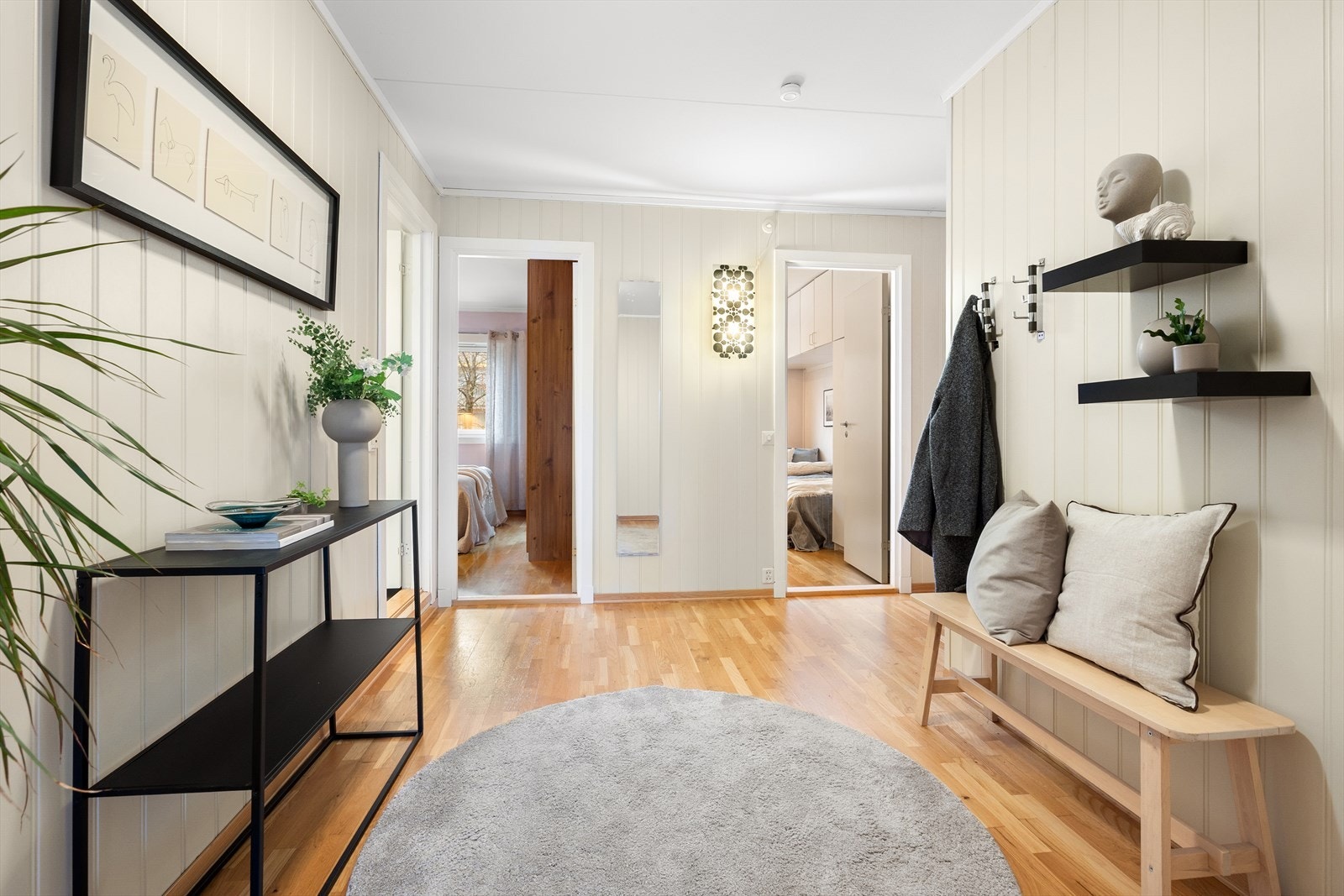 Romslig entré med plass til garderobeløsninger. Herfra er det tilgang til alle rom i leiligheten. Galleribilde
