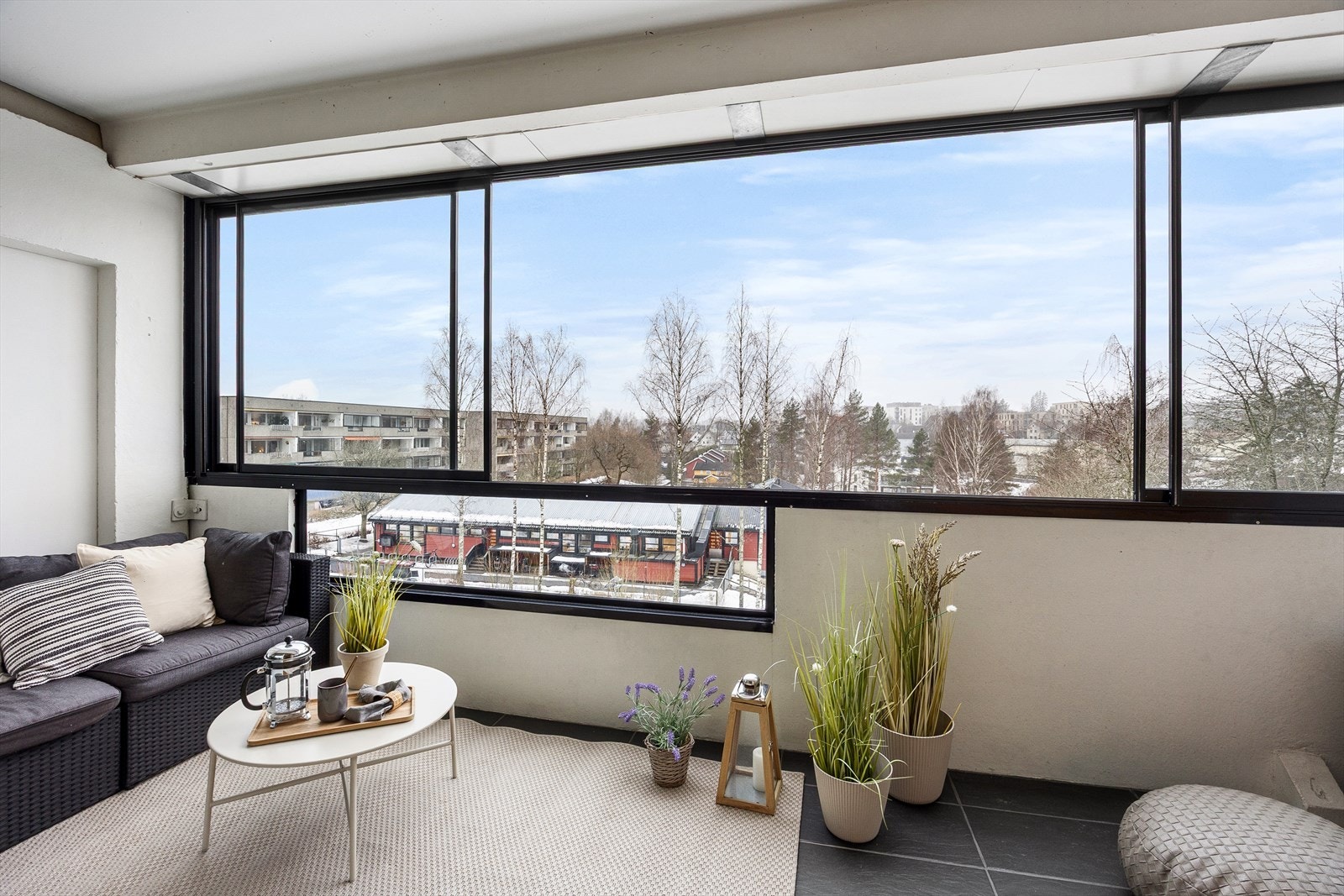 Den sydvestvendte, innglassede balkongen på 10,4 m² fungerer som et ekstra oppholdsrom store deler av året. Galleribilde