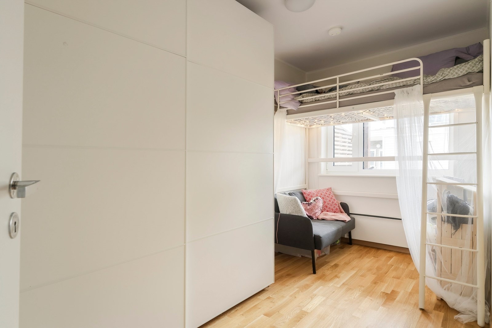 Rommene har gode lysforhold fra vinduer og plass til seng, garderobe og øvrig møblement etter behov. Galleribilde