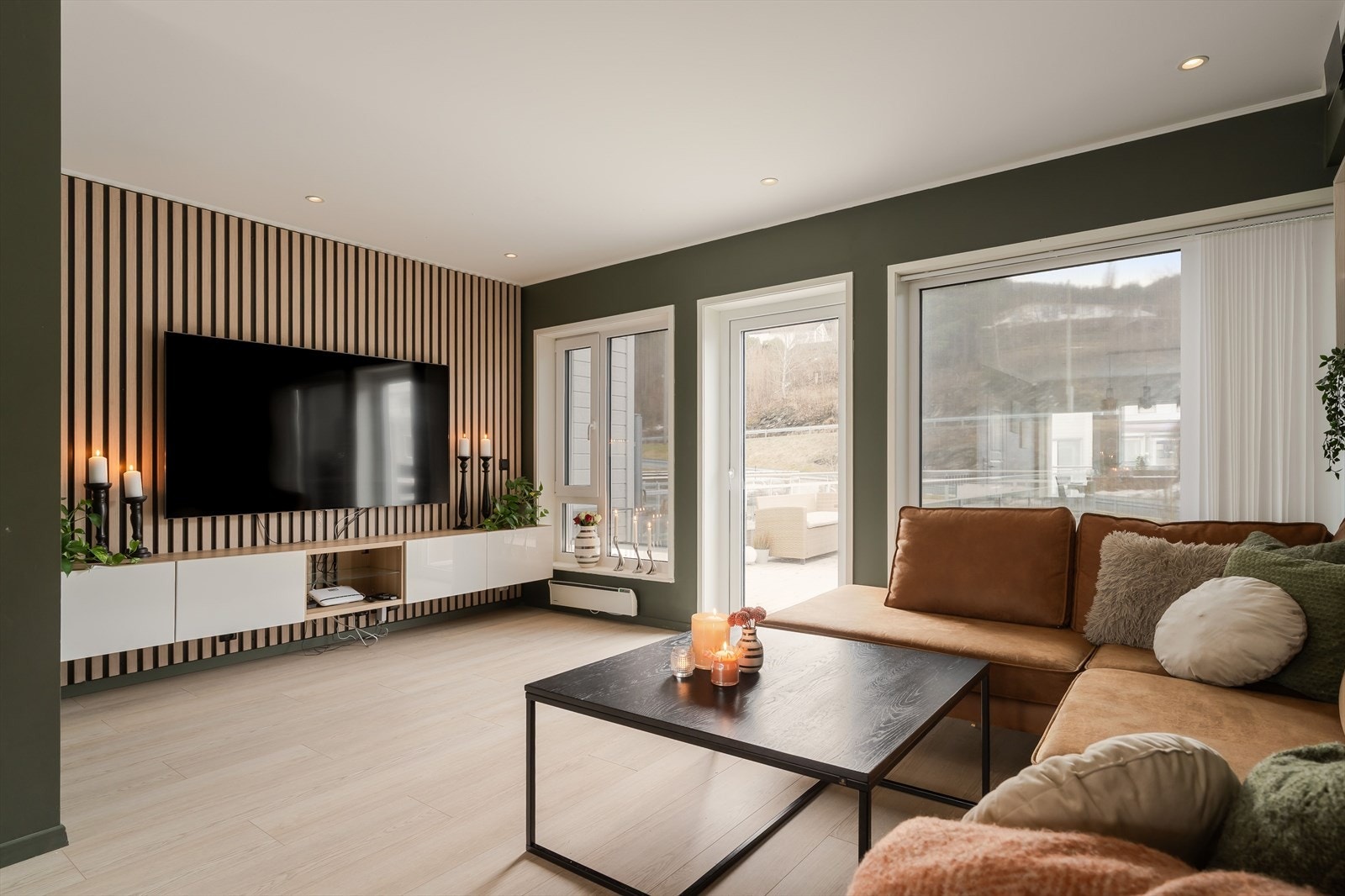 Boligen strekker seg over to plan og byr på en lys stue med store vindusflater, åpen kjøkkenløsning, et flott bad og flere soverom. Galleribilde