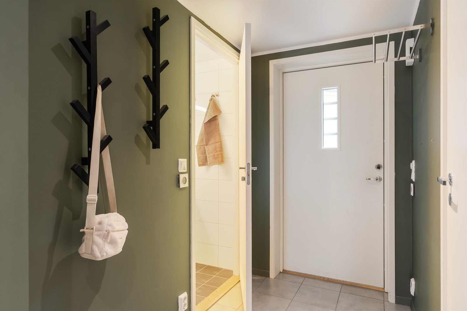 Fra gangen er det også tilgang til separat WC på ca. 2,5 kvm samt bod på ca. 3 kvm, som gir gode oppbevaringsmuligheter i det daglige. Galleribilde