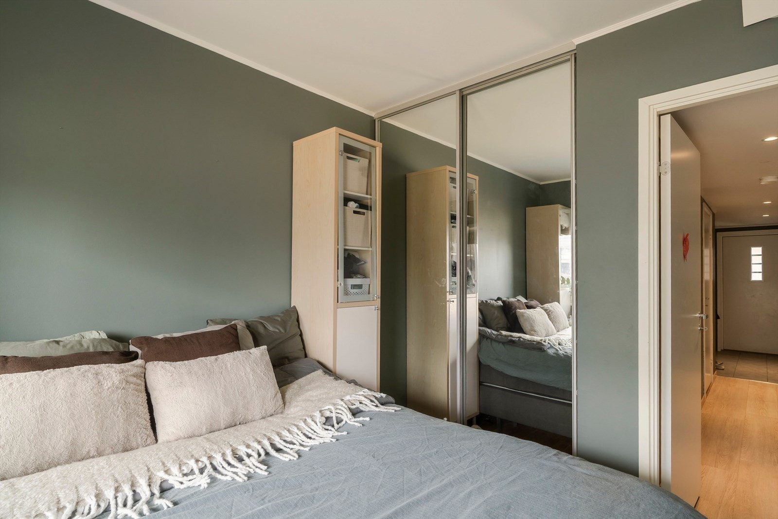 Hovedsoverommet har god plass til dobbeltseng og garderobeløsning, og har direkte utgang til markterrassen på ca. 10 kvm. Galleribilde