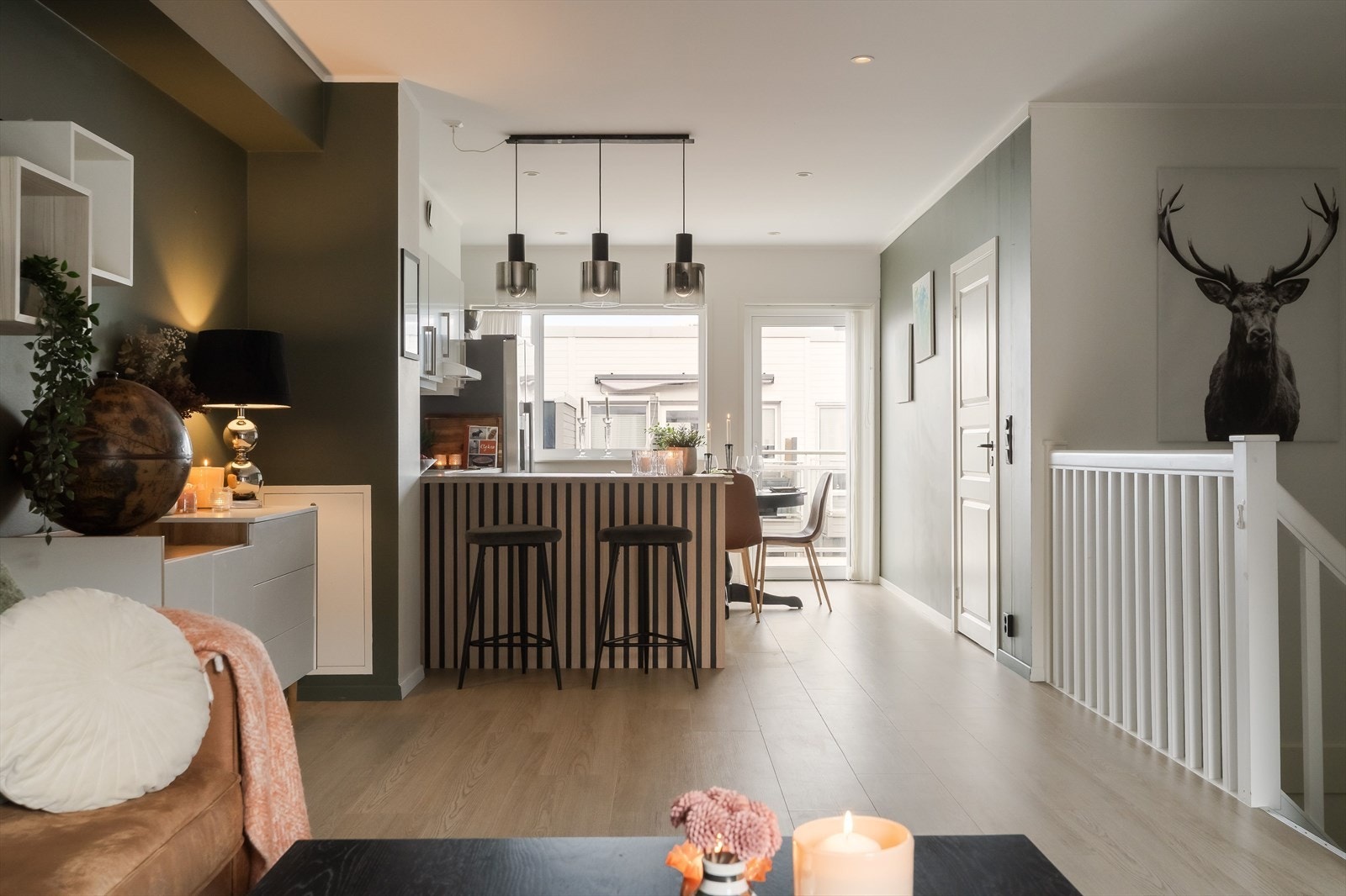 Downlights i himlingen sørger for god belysning, og detaljer som spiler går gjennom som en rød tråd i overetasjen. Galleribilde