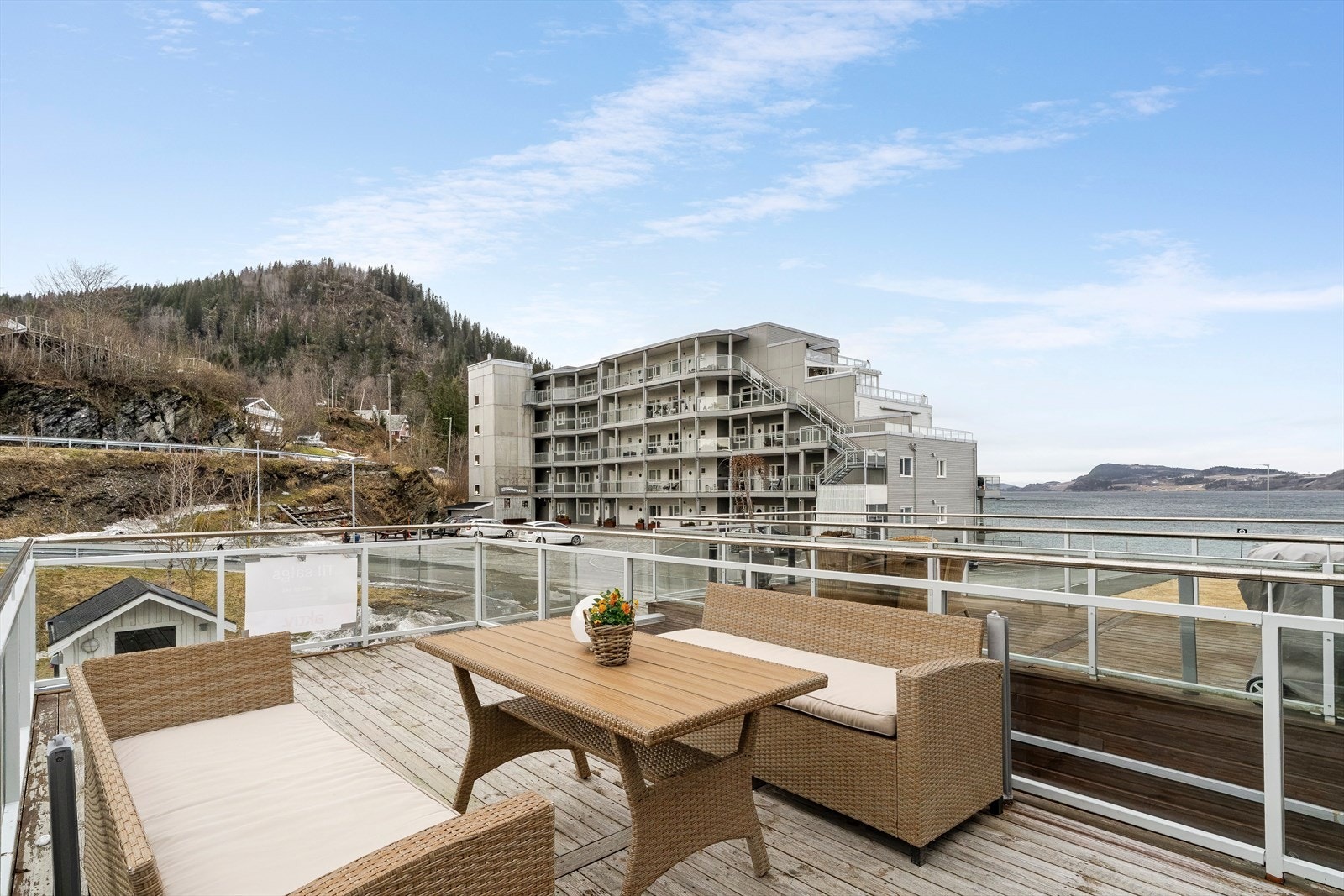 Boligen har svært gode uteområder fordelt på flere terrasser. Galleribilde