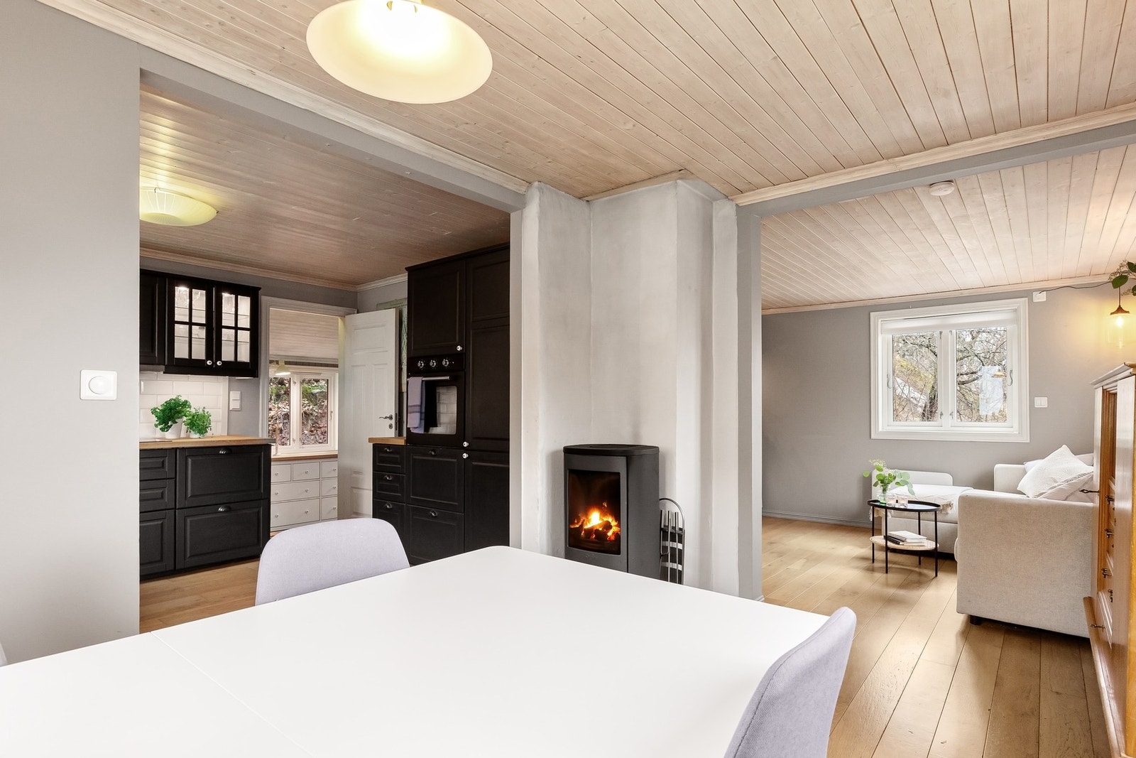 Boligen har Contura peisovn som varmer godt på kalde dager, og som skaper en trivelig atmosfære. Galleribilde