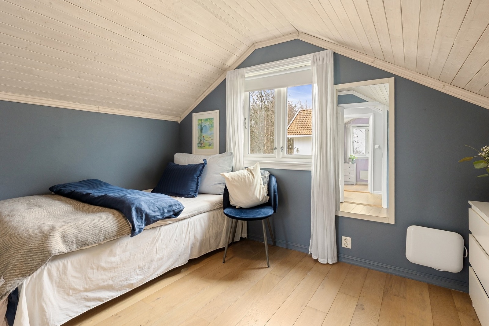 Rommene egner seg godt til enten soverom, hjemmekontor, eller TV-Stue. Galleribilde