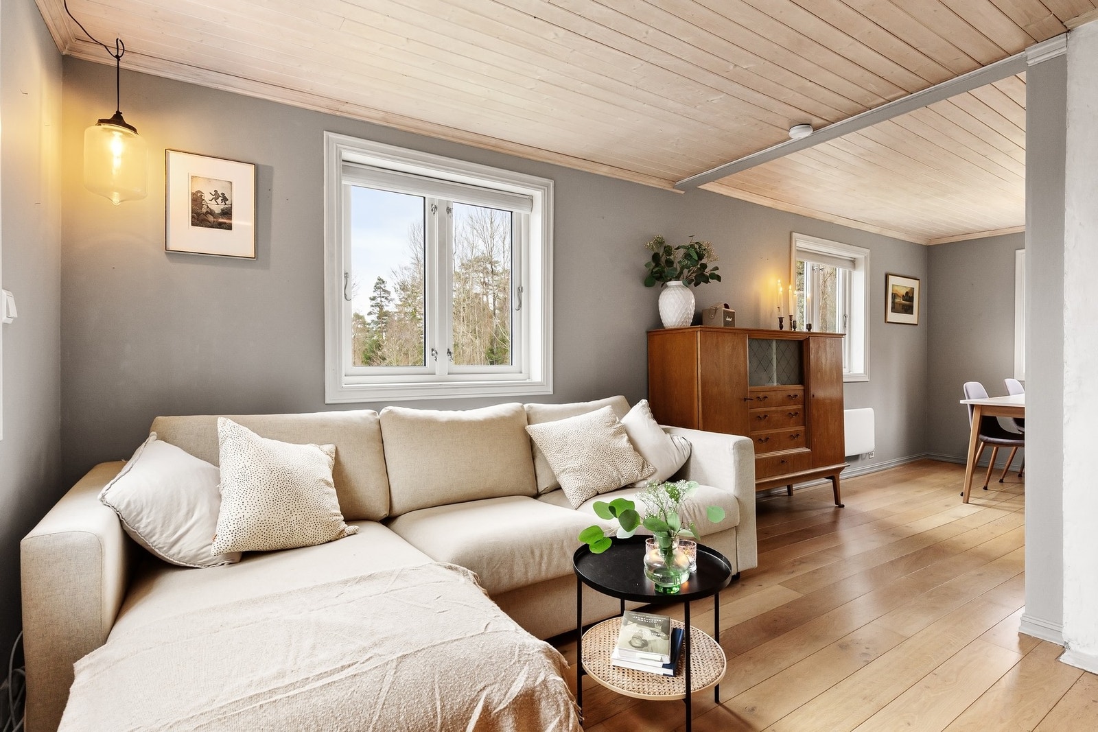 Stuen ligger i delvis åpen løsning med kjøkkenet, og kan enkelt deles inn i naturlige soner. Galleribilde