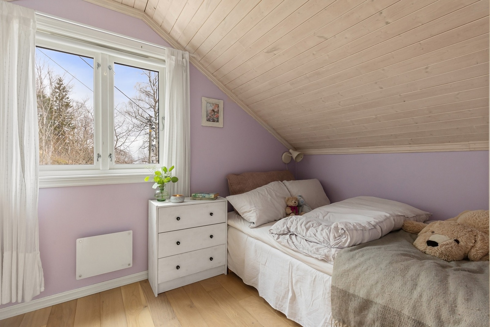 Rommene har store vindusflater som sikrer rikelig med naturlig lysinnslipp. Galleribilde