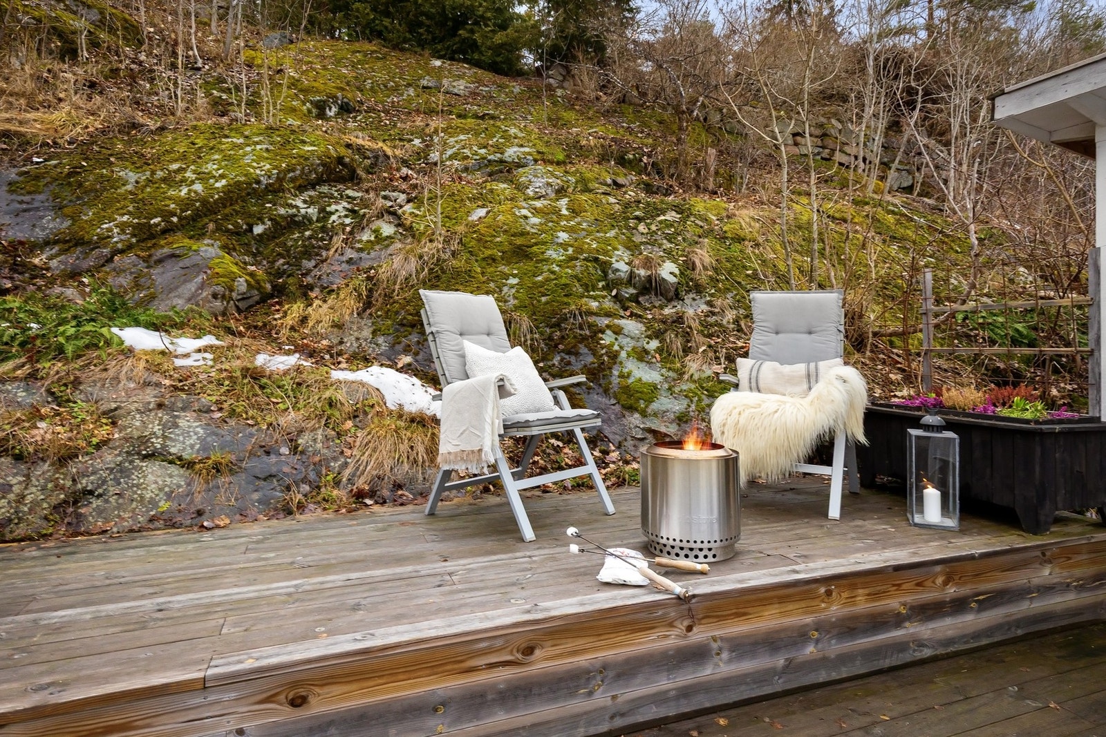 Uteområdet byr på flere sitteplasser. Galleribilde