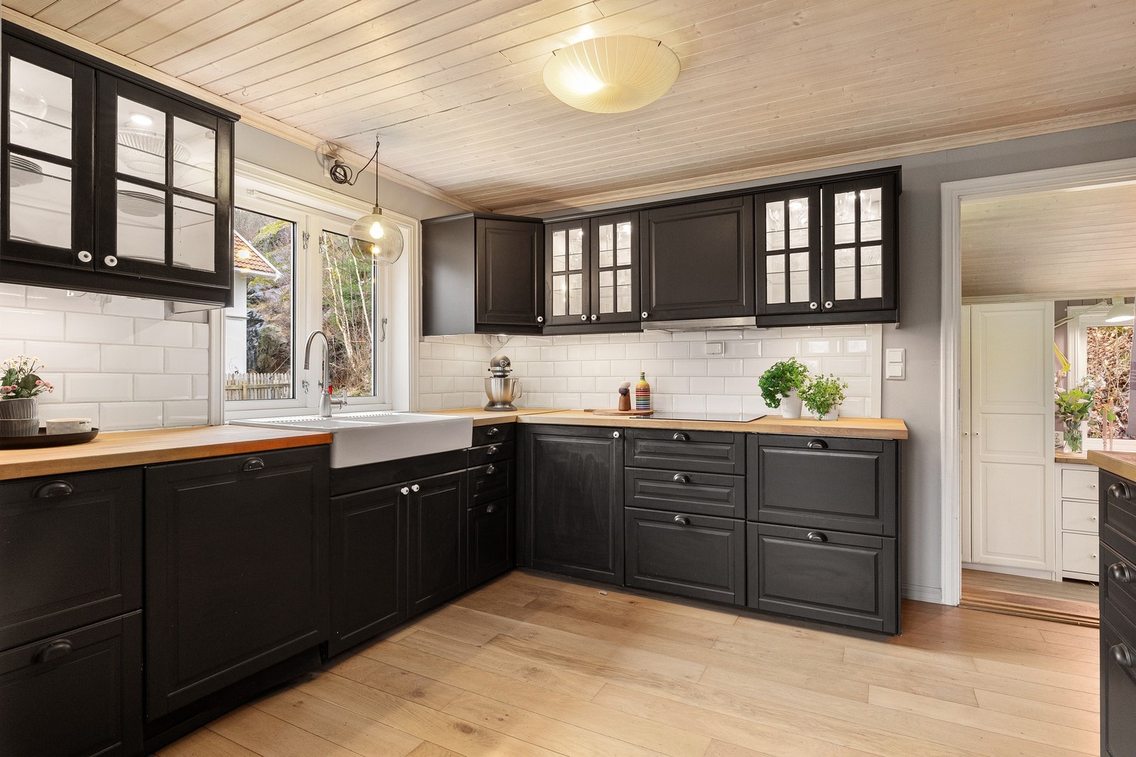 Innredningen er godt utnyttet og utstyrt med integrert vaskemaskin, stekeovn, platetopp og kjøleskap. Integrerte hvitevarer medfølger i handelen. Galleribilde