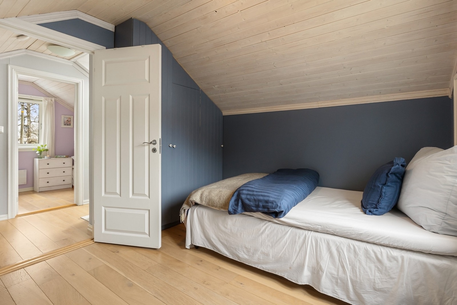 Det er plass til seng med tilhørende møblement på alle rommene. Galleribilde