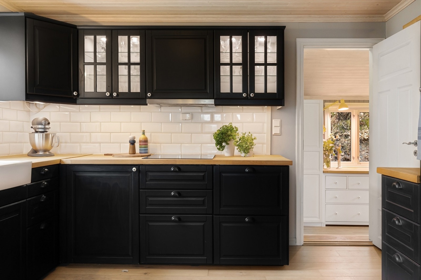 Kjøkkenet har rikelig med oppbevaringsplass i både skuffer og skap, noe som gir gode praktiske løsninger i hverdagen. Galleribilde