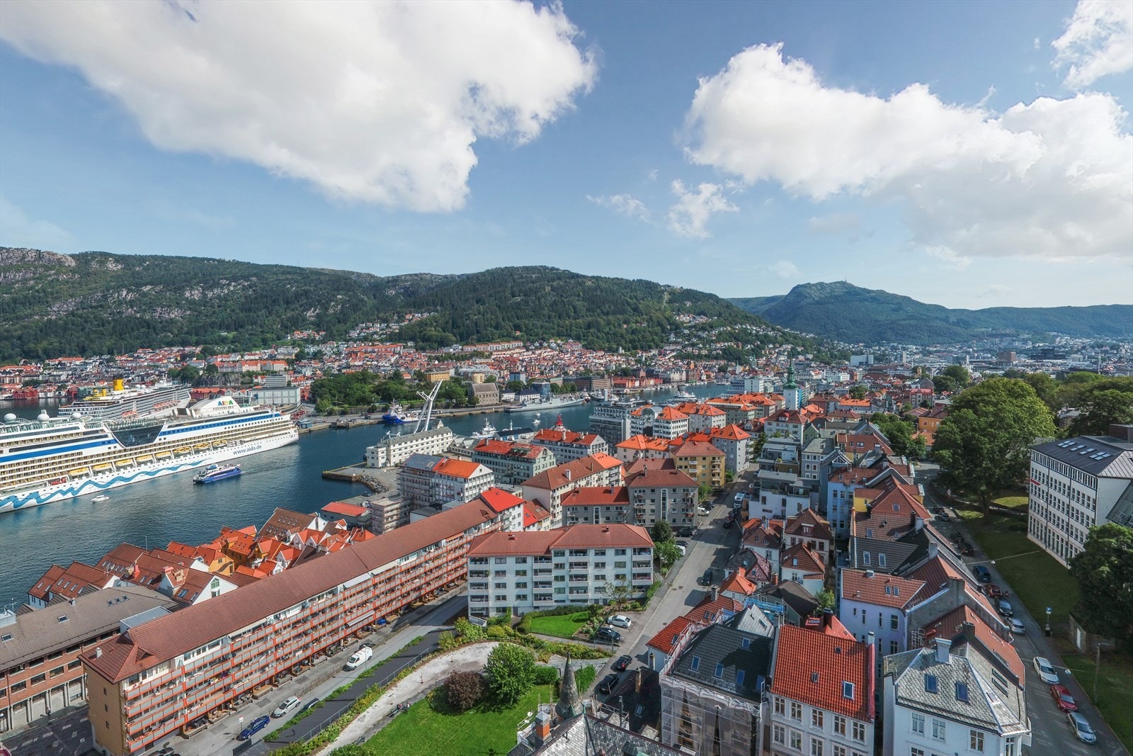 Med sentrumskjernen kun 10 minutters gange unna, har du umiddelbar tilgang til byens rike utvalg av butikker, kafeer og kulturtilbud. Galleribilde