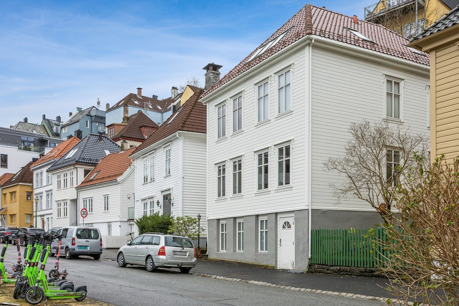 Leiligheten ligger i andre etasje. Bygget er sikret med sentralt brannvarslingsanlegg og ny, digital kodelås på hoveddøren. Huset, samt grunnmur ble malt i 2024. Galleribilde