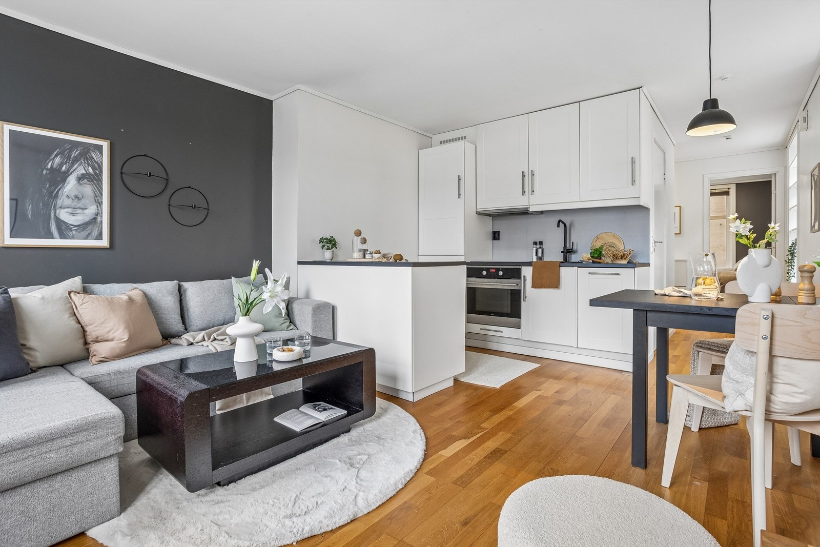 Det er åpen stue/kjøkken-løsning, og det er godt med plass til sitte- og spisegruppe Galleribilde