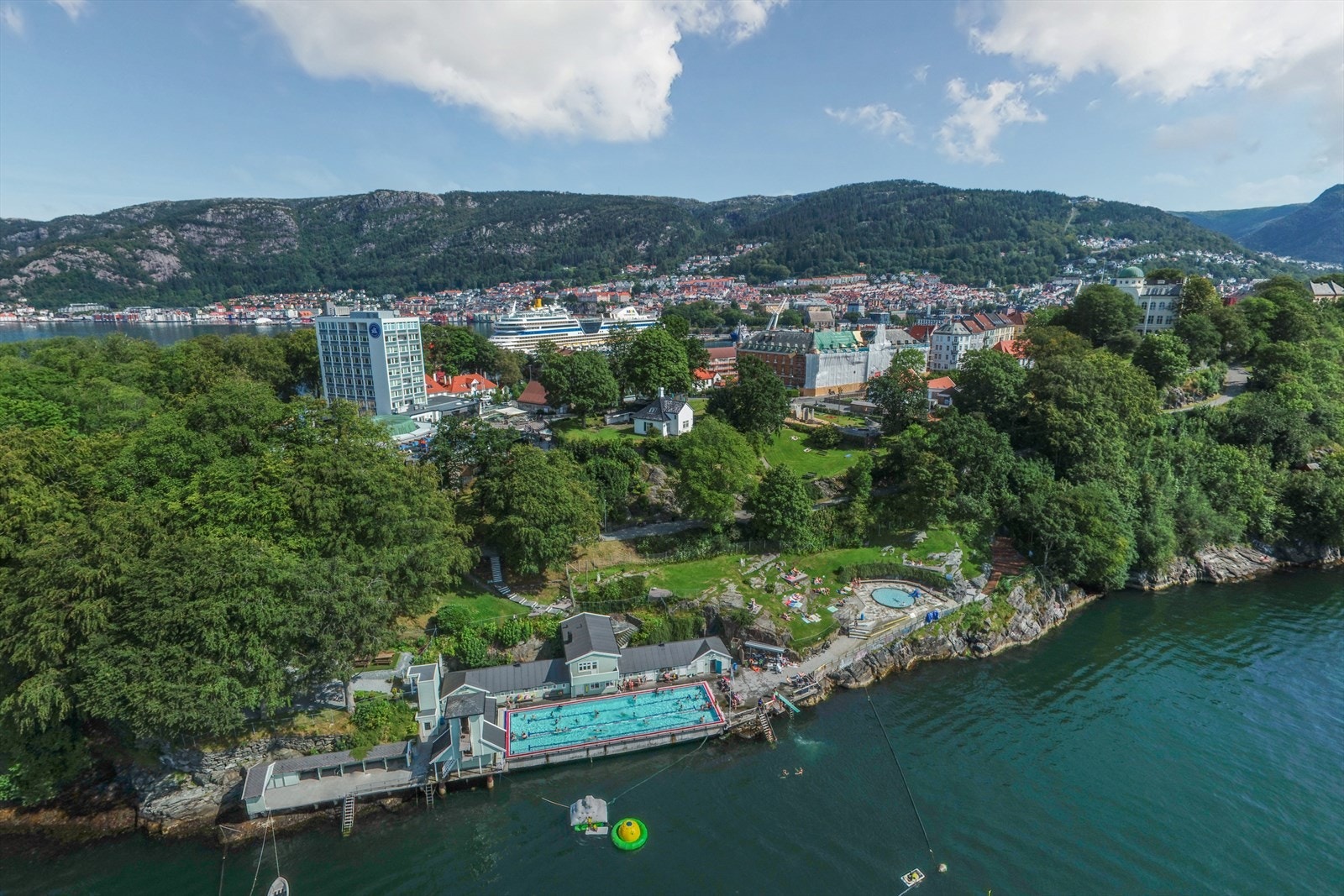 På varme dager er populære Nordnes Sjøbad med utebasseng og strand kun en kort spasertur unna. Galleribilde
